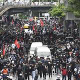 Manifestantes chocan con la policía en Bangkok