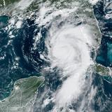 Huracán Idalia aumenta sus vientos a 90 mph rumbo a Florida