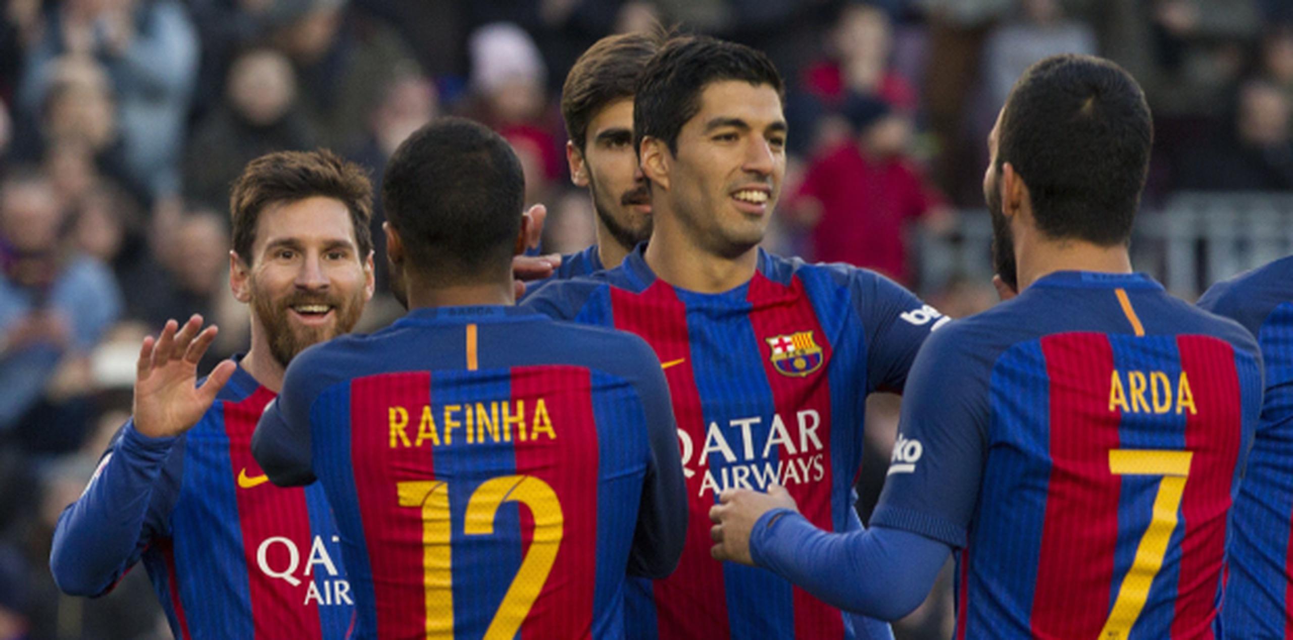 El delantero argentino del FC Barcelona Lionel Andrés Messi celebra con sus compañeros el gol marcado ante el UD Las Palmas. (Agencia EFE)