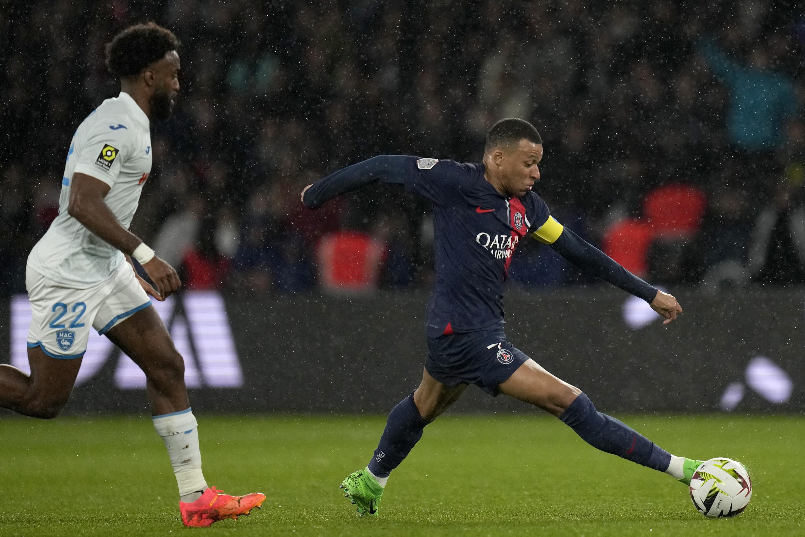 Kylian Mbappé, del PSG, se escapa de Yoann Salmier, de Le Havre, durante el partido de la Liga 1 de francia entre Paris Saint-Germain y Le Havre en el Parque de los Príncipes, en París, el sábado 27 de abril de 2024.