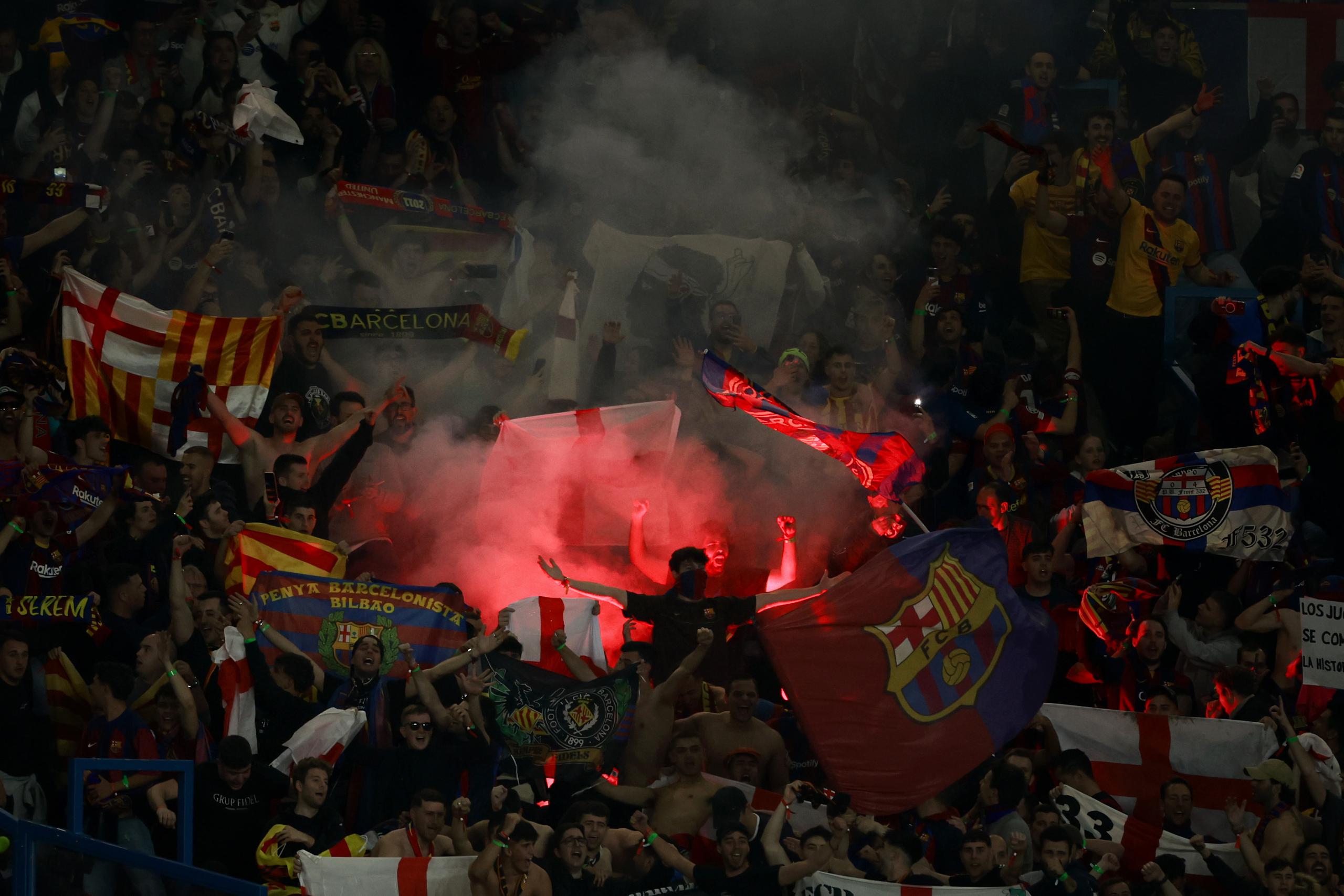 Seguidores del Barcelona celebran al final del encuentro de ida de los cuartos de final de la Liga de Campeones.