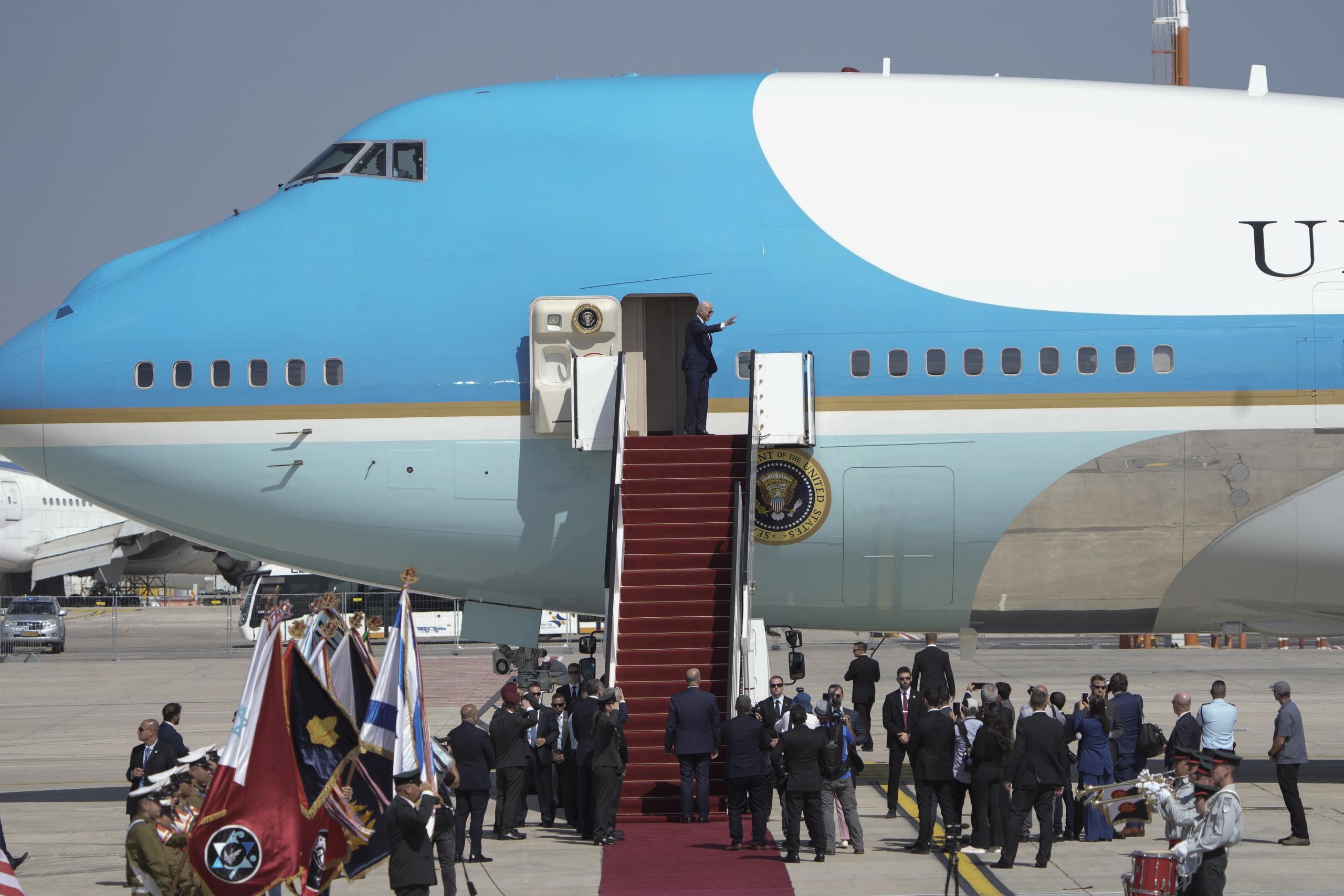 Avión presidencial en el que viajó este viernes desde Tel Aviv, en Israel, a Yeda, Arabia Saudí, el presidente de Estados Unidos, Joe Biden. (EFE/EPA/ARIEL SCHALIT /POOL)