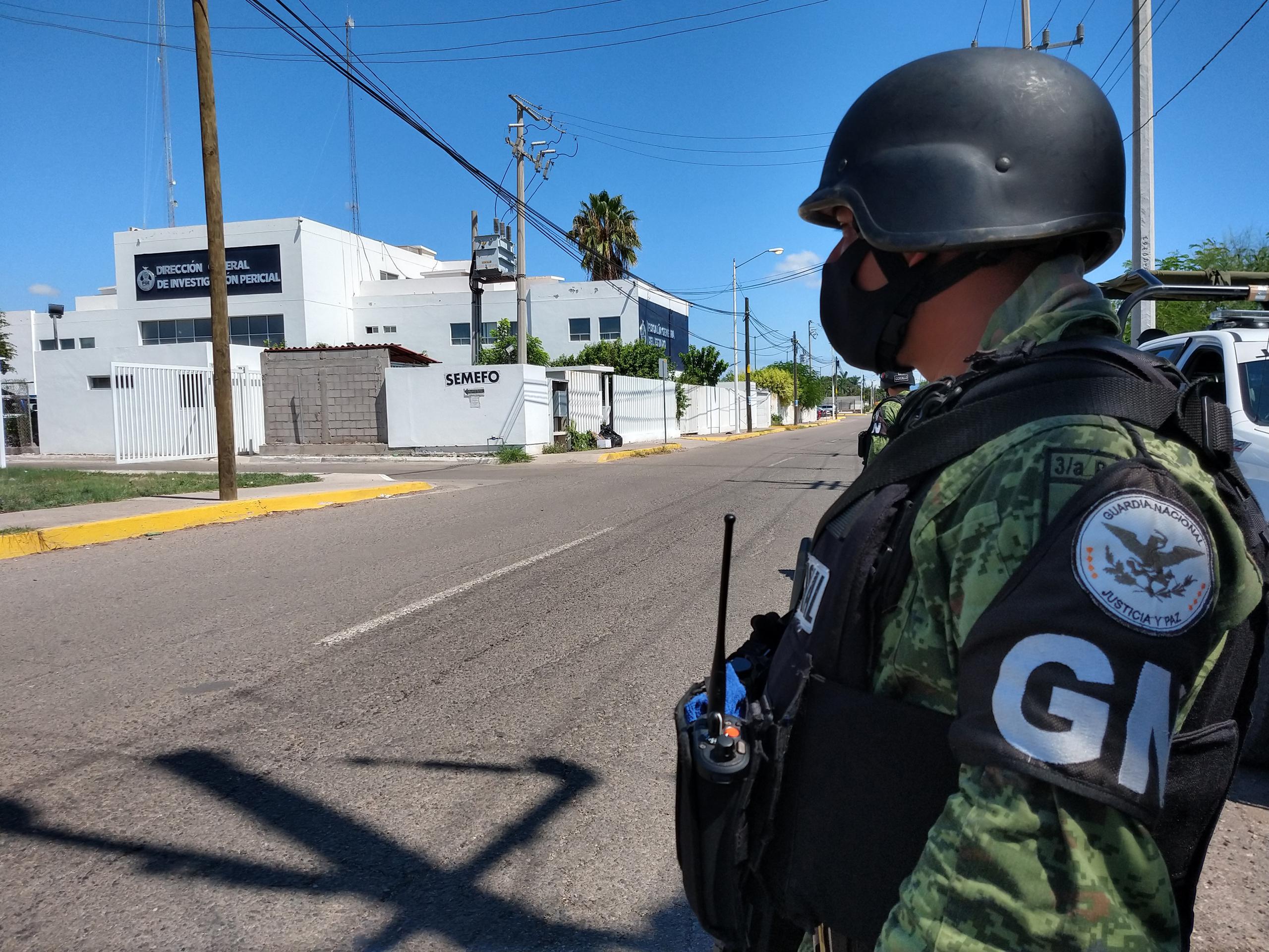 Las autoridades vigilan las instalaciones forenses en Sinaloa, a donde fue llevado el cuerpo.