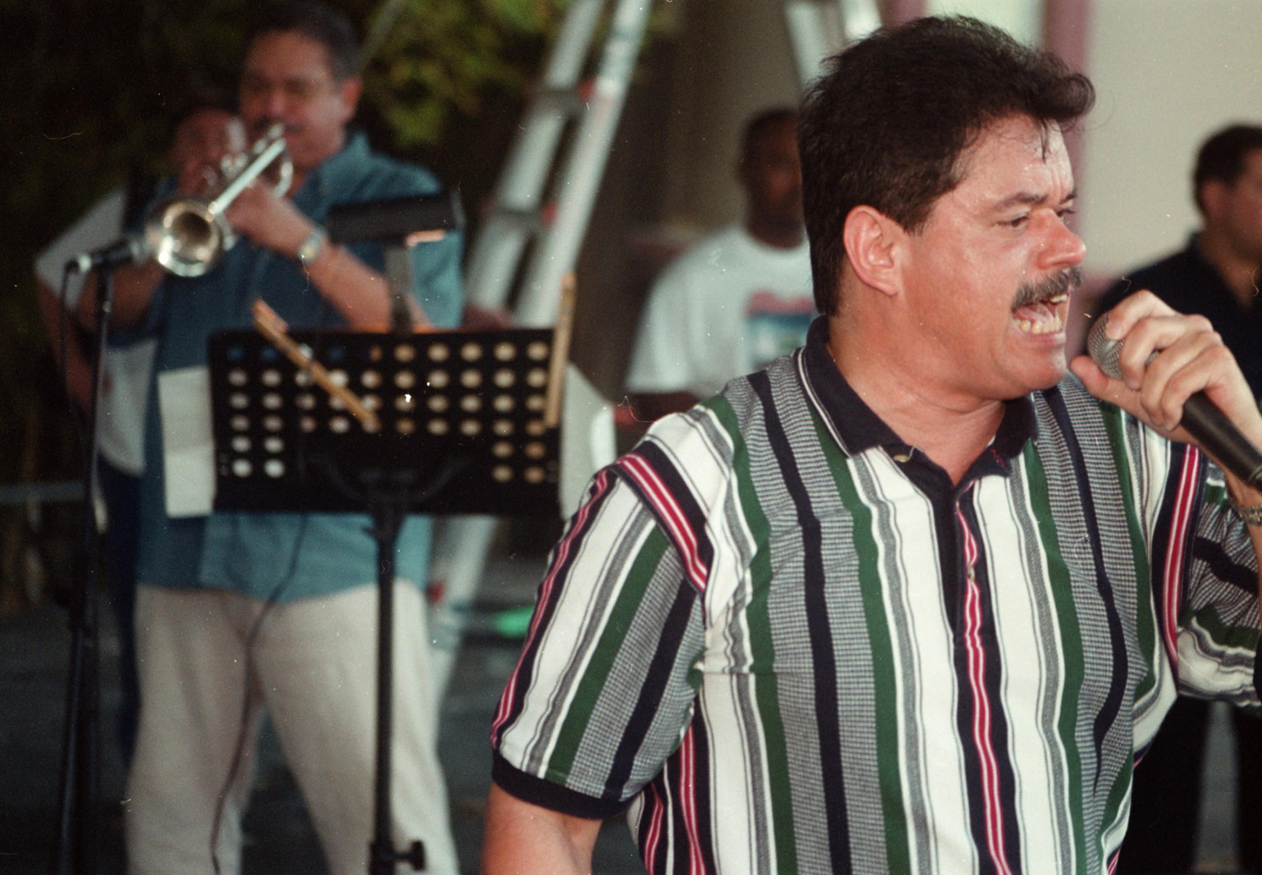El cantante Lalo Rodríguez fue hallado sin vida en el residencial Sabana Abajo, en Carolina.