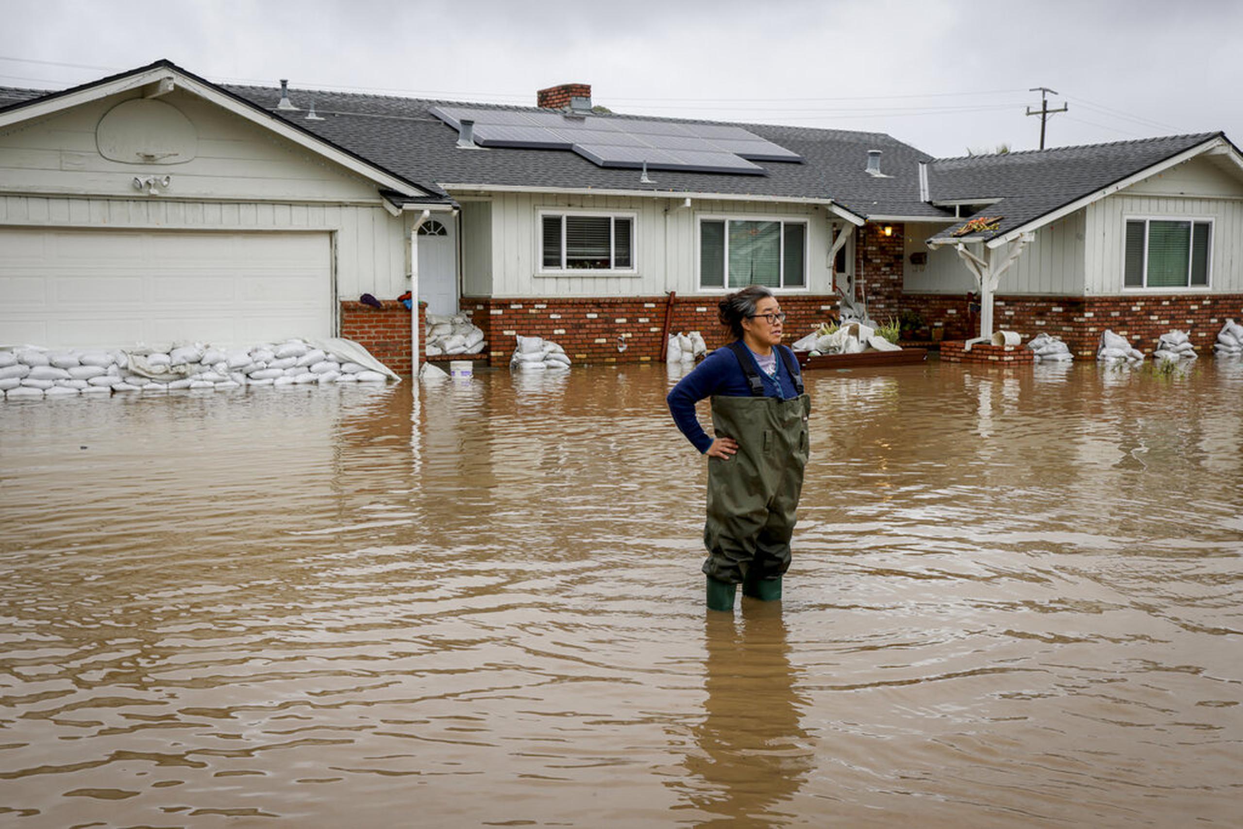 Colleen Kumada-McGowan observa la inundación frente a su casa en un vecindario cerca de Watsonville, California, el 9 de enero de 2023.