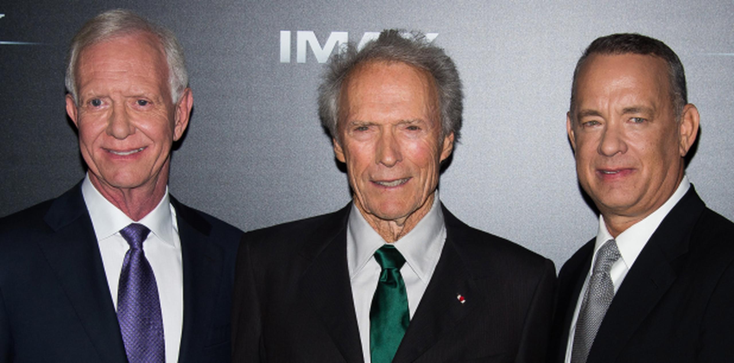 El piloto Chesley "Sully" Sullenberger, junto al director Clint Eastwood y el actor Tom Hanks. (AP)