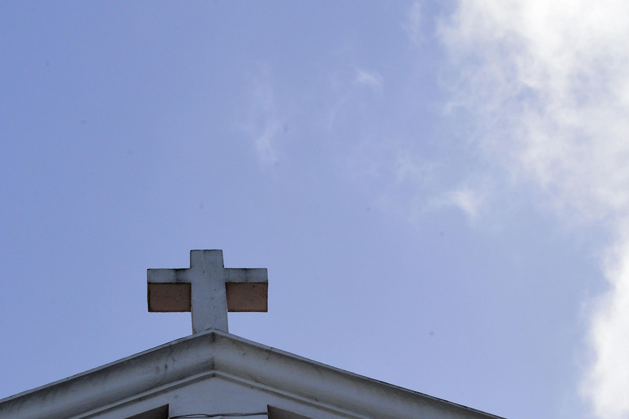 Una cruz sobre el techo de un templo.