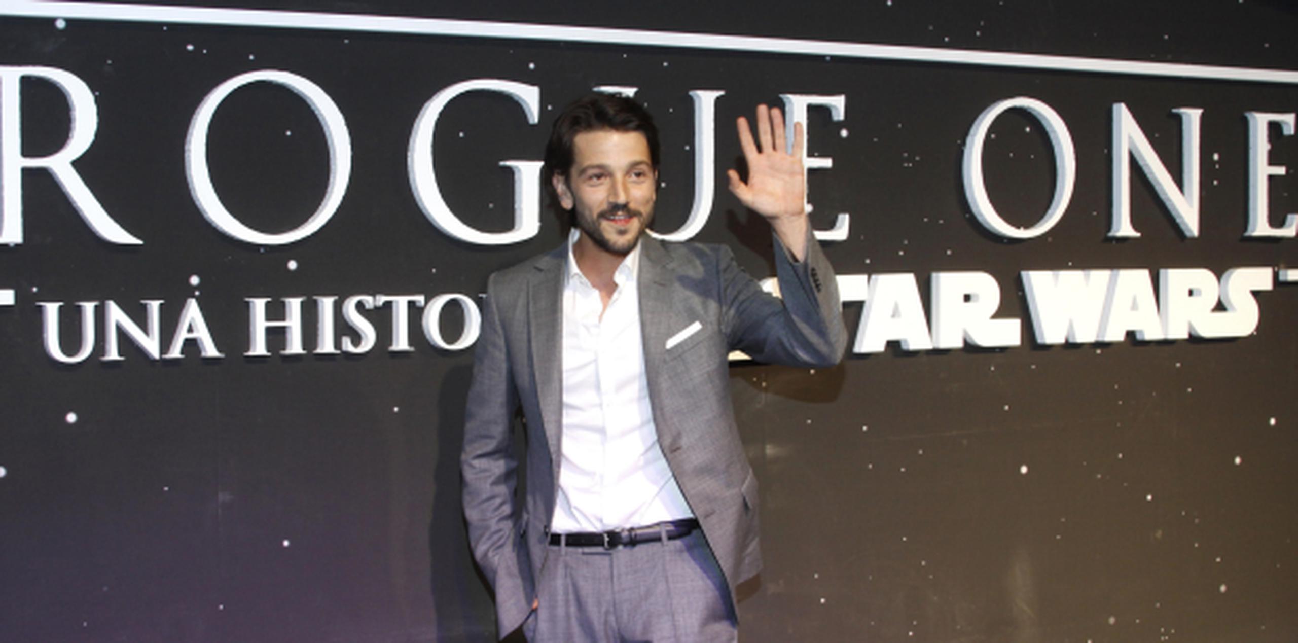 Diego Luna saluda durante la alfombra roja de la película "Rogue One", en Ciudad de México. (Agencia EFE)