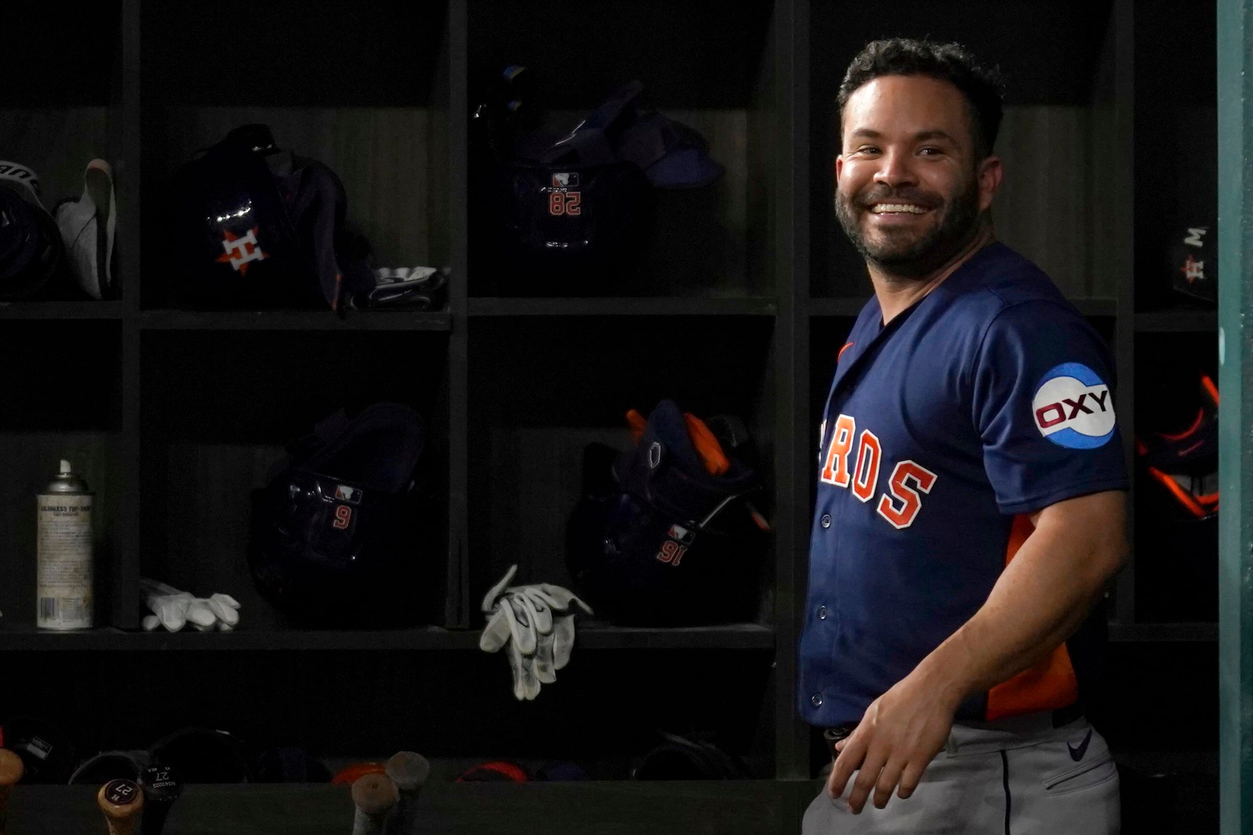 El venezolano José Altuve, de los Astros de Houston, sonríe luego de conectar un jonrón ante los Rangers de Texas, el martes 5 de septiembre de 2023.
