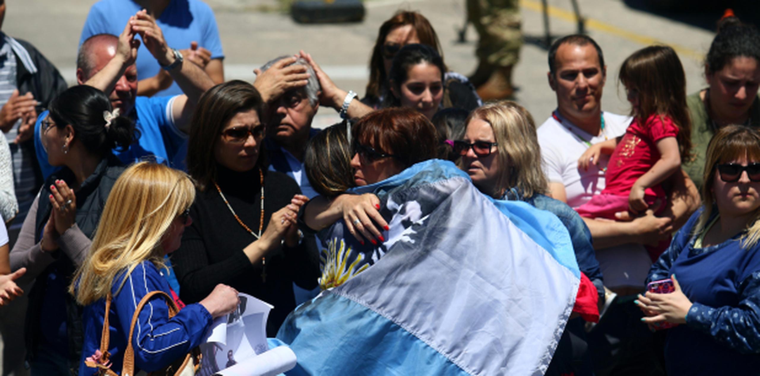 Familiares de los tripulantes del ARA San Juan se reunieron con vecinos marplatenses ayer, sábado, en la Base Naval de Mar del Plata, Argentina. (EFE / Mauricio Arduin)