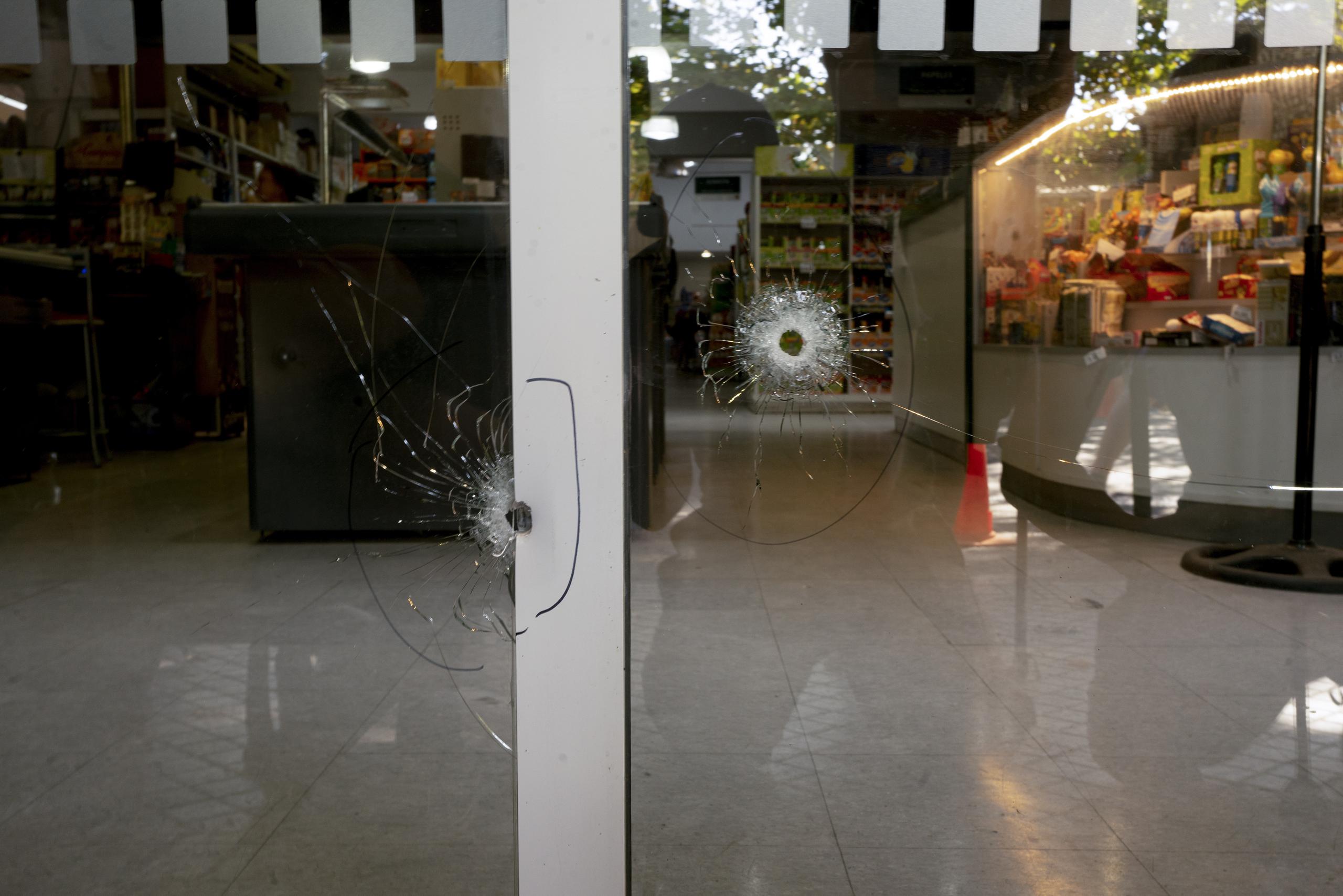 Los orificios de bala que impactaron las ventanas del supermercado Único, propiedad de la familia de su esposa situado en la ciudad de Rosario. Argentina, y que fue atacado a balazos, el jueves 2 de marzo de 2023. (AP Foto/Sebastián López Brach)
