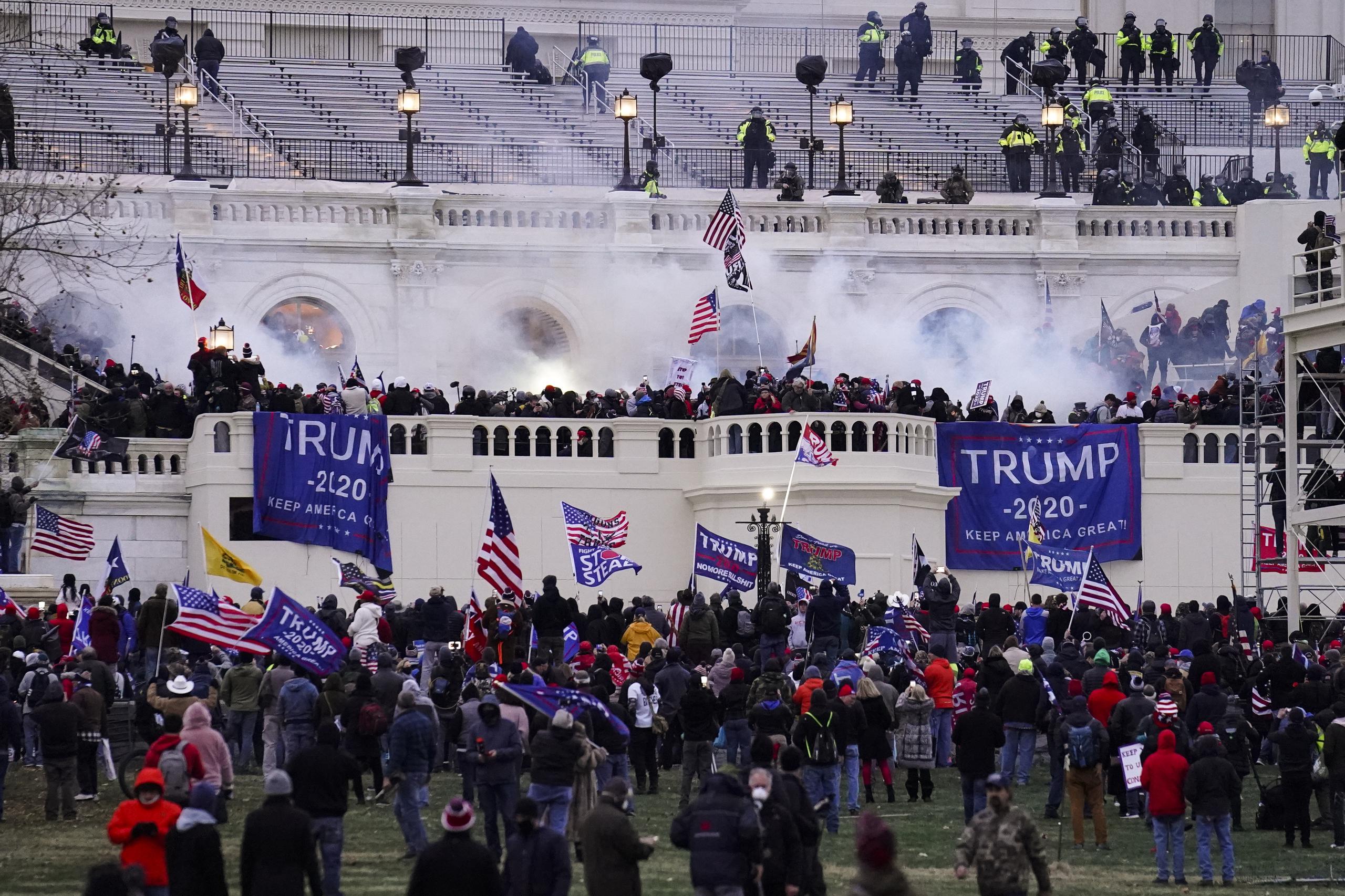 Momentos de violencia durante la insurrección al Capitolio federal en Washington D.C.