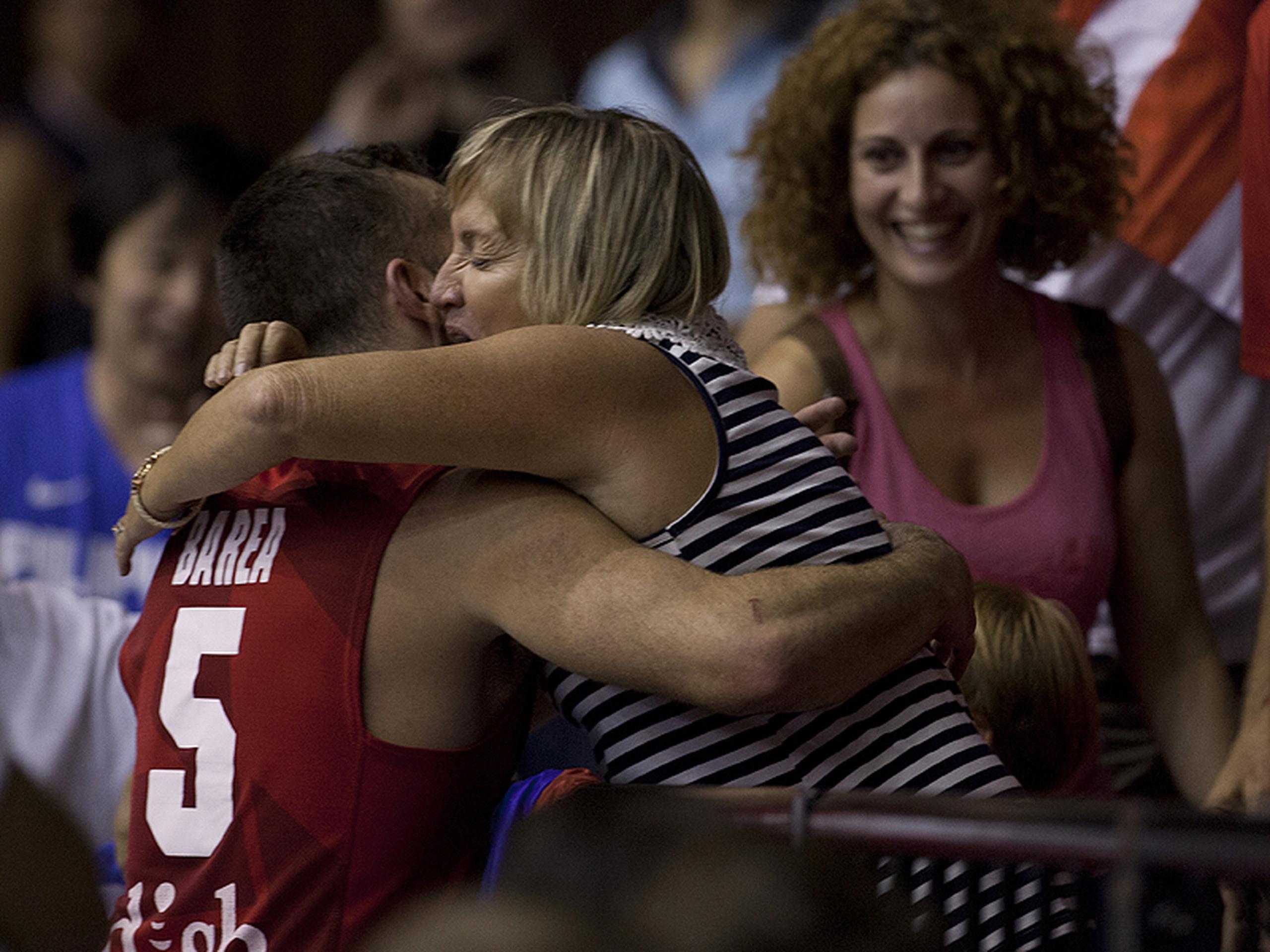 Barea se confunde en el abrazo con su madre Marta Mora al finalizar el partido. (Xavier Araújo / Enviado especial)