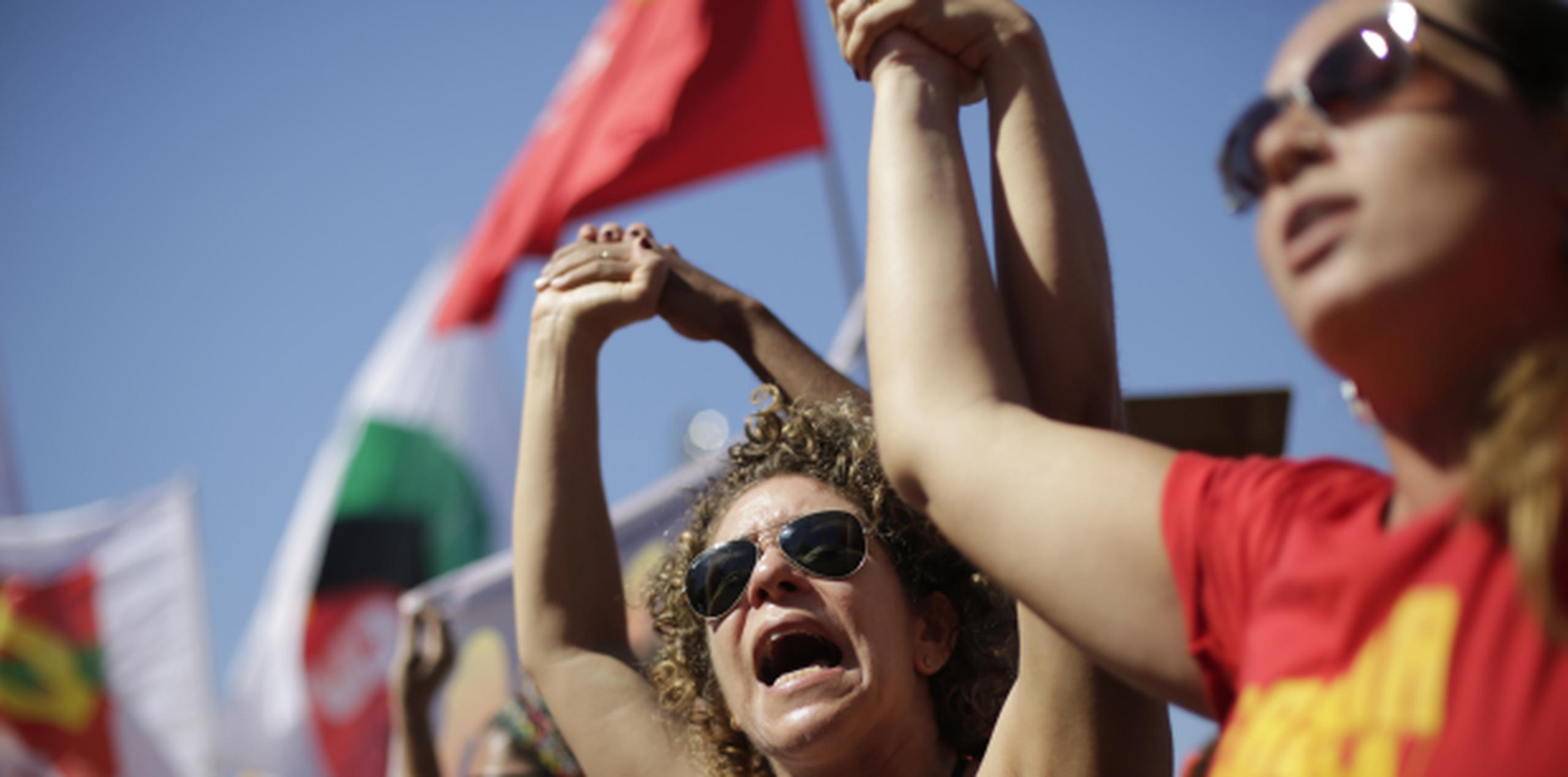 Manifestantes cantan el himno de Brasil en medio del histórico proceso. (AP)