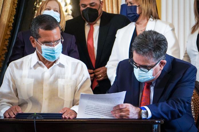 El gobernador Pedro Pierluisi y el secretario del DRNA, Rafael Machargo Maldonado, firmando el acuerdo de comanejo de balnearios y áreas recreativas.
