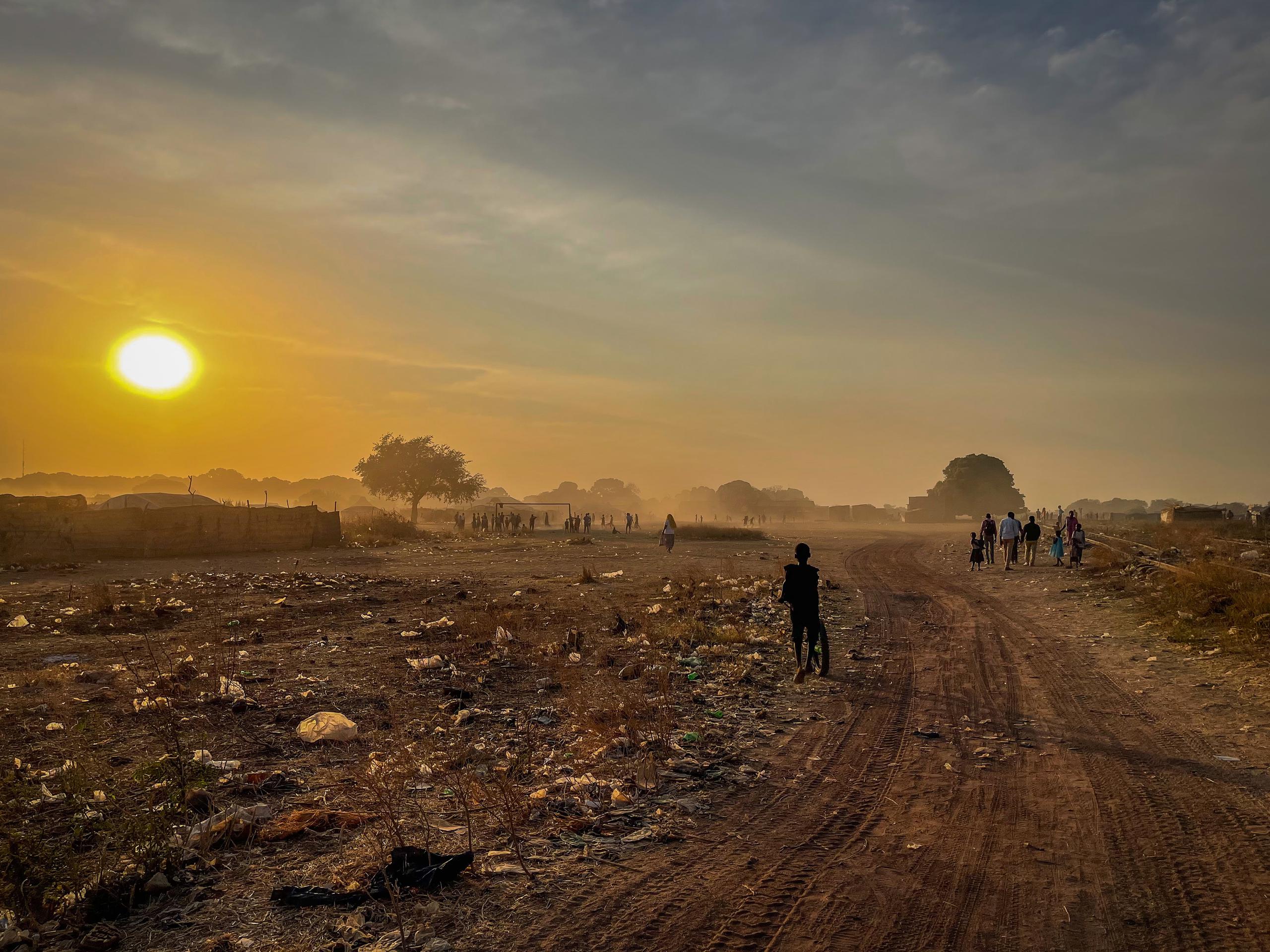 Durante la estación seca, considerada verano en Sudán del Sur, el estado de Jonglei sufre un continuo estado de violencia entre las comunidades de pastores locales de las tribus Dinka, Nuer y Murle, debido a incursiones que tienen como objetivo saquear ganado, así como venganzas tribales y conflictos por los recursos.