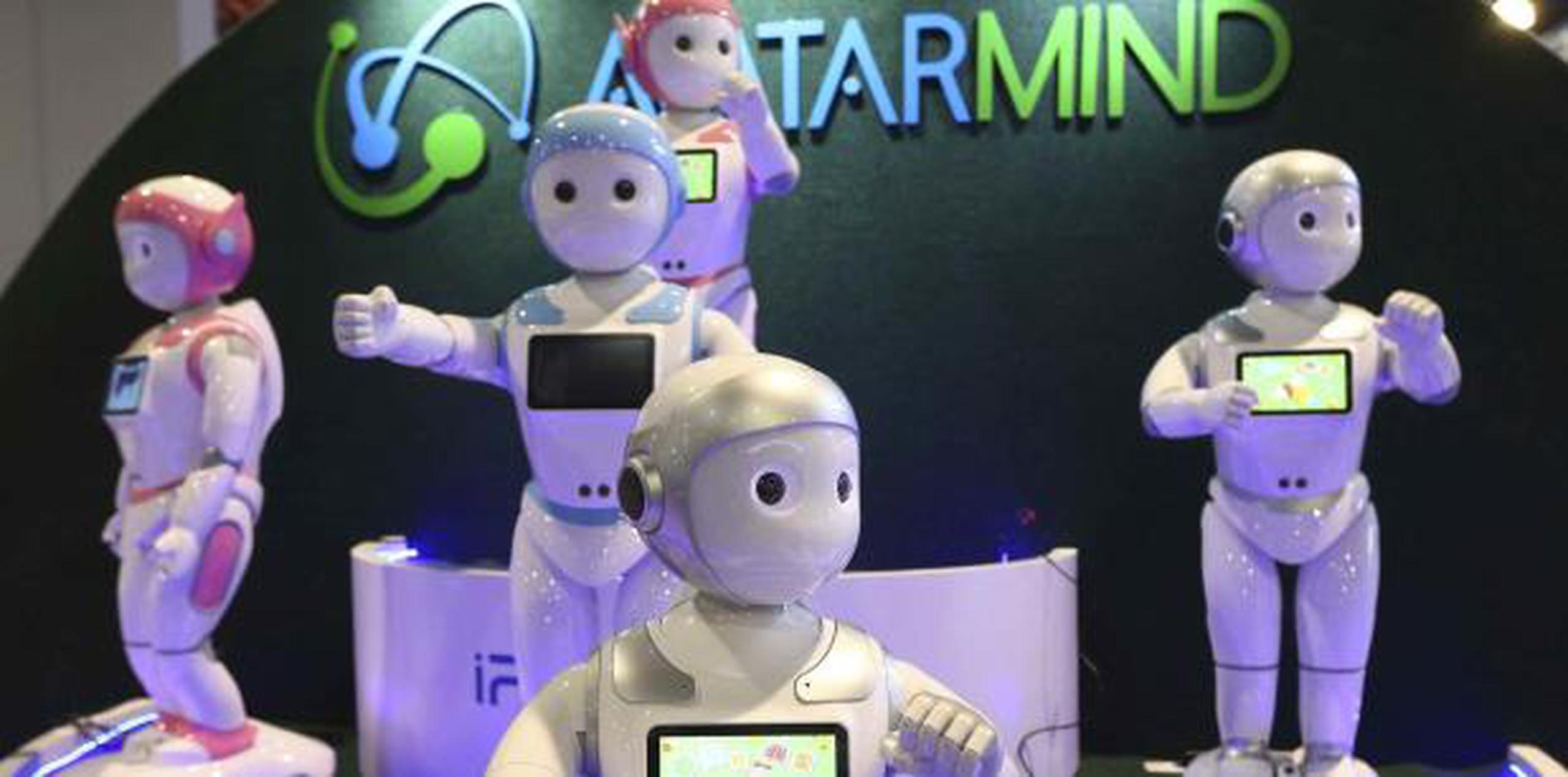 Desarrollado por la empresa AvatarMind, estos robots fueron diseñados para asistir con la educación de los niños y el cuidado de los adultos mayores. Es un robot humanoide de  comportamiento amigable capaz de sostener conversaciones en “lenguaje natural”.