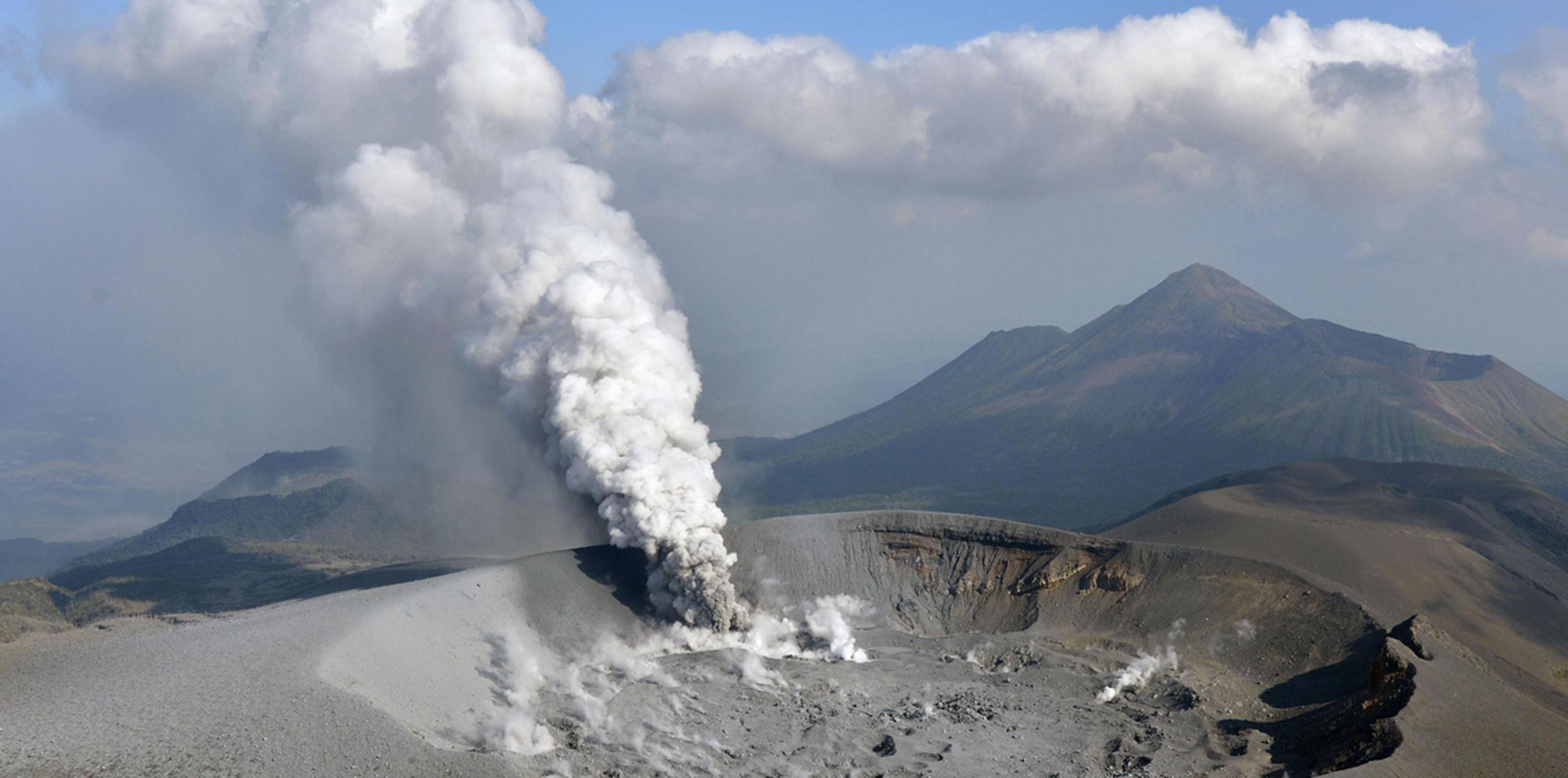 Una densa columna de humo sale del cráter del volcán Shinmoedake tras su erupción, en el límite entre las prefecturas de Kagoshima y Miyazaki, en el suroeste de Japón. (AP)