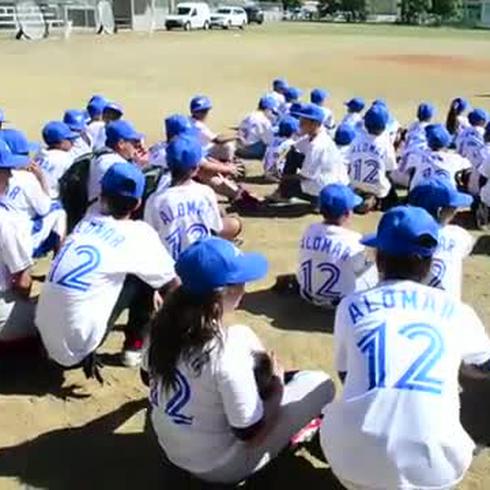 Alomar comparte sus trucos en el béisbol con niños en Salinas