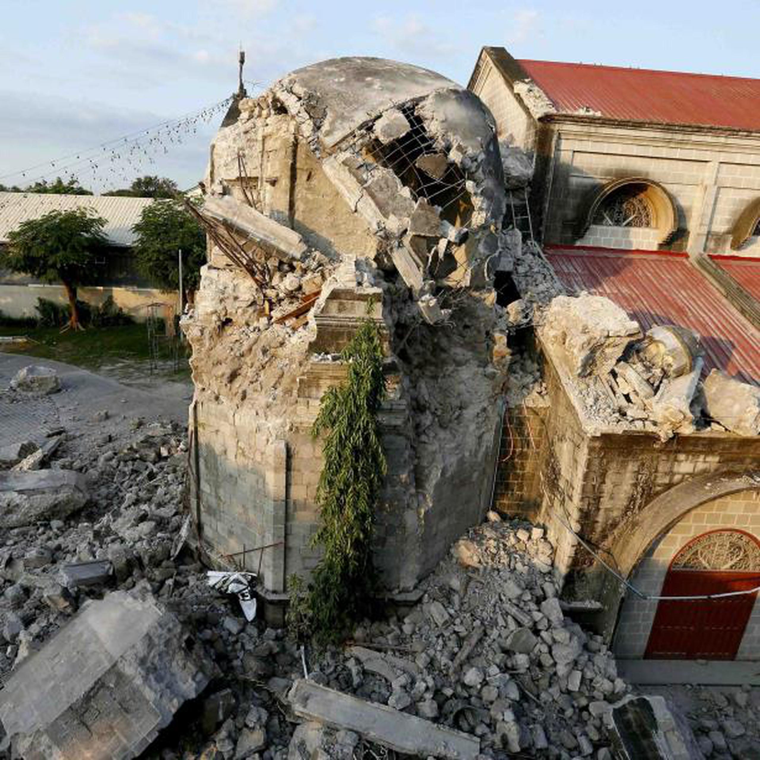 Daños en la iglesia de St. Catherine luego del terremoto de magnitud 6.1 que se produjo el lunes. (AP / Bullit Marquez)