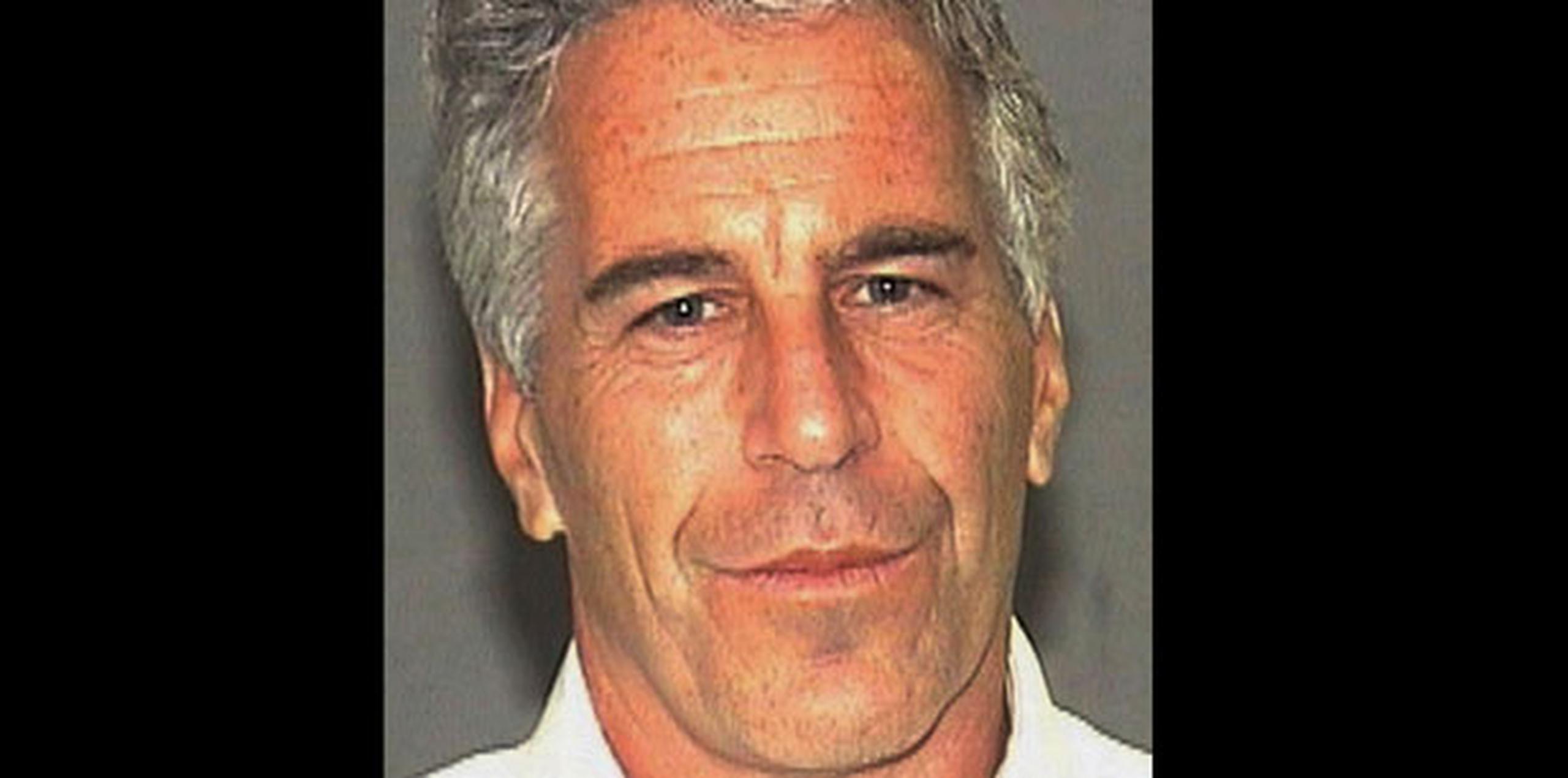 Epstein, de 66 años y acusado de crear una red de tráfico sexual de menores hace una década en sus mansiones de Nueva York y Florida, debía recibir visitas de los guardias en la cárcel metropolitana de Nueva York cada 30 minutos. (Archivo)