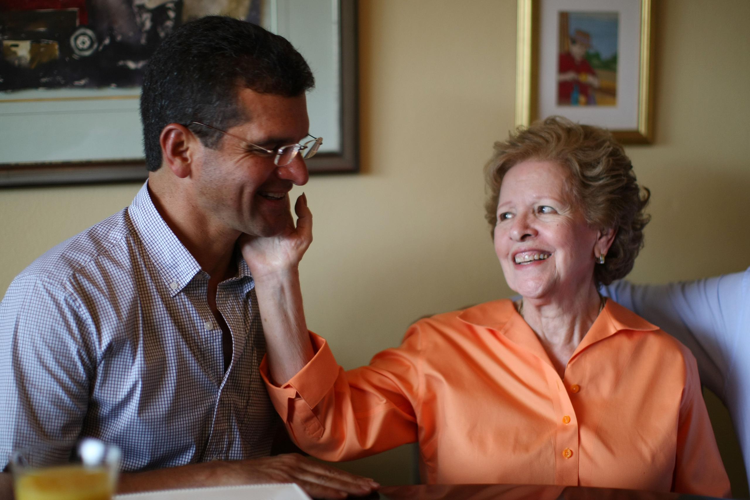Pedro Pierluisi y su mamá, Doris Urrutia, en una foto de archivo del 2011.
