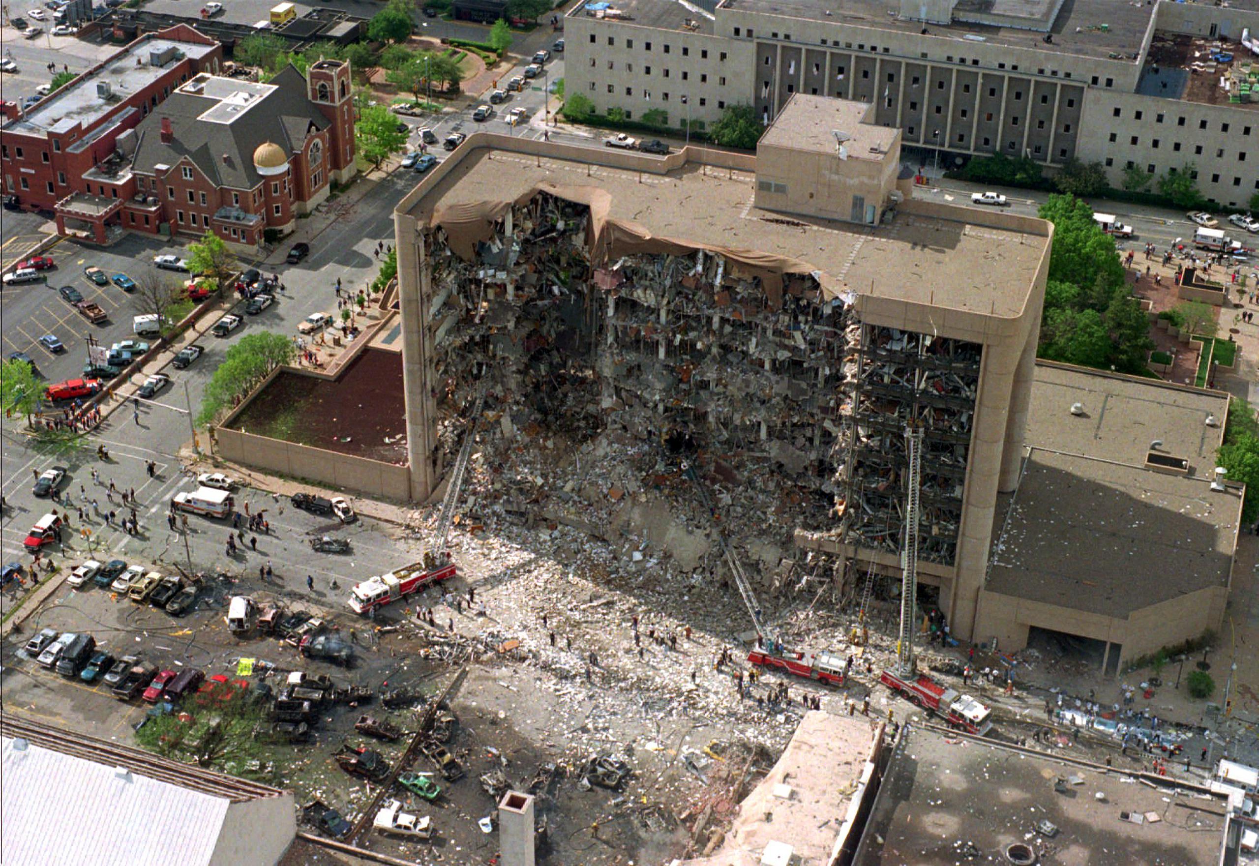 El atentado contra el edificio federal Alfred Murrah de la ciudad de Oklahoma, ocurrió el 19 de abril de 1995, en el segundo aniversario del asedio federal contra el campamento de la secta de los Davidianos en Waco Texas, que culminó con 78 muertes.
