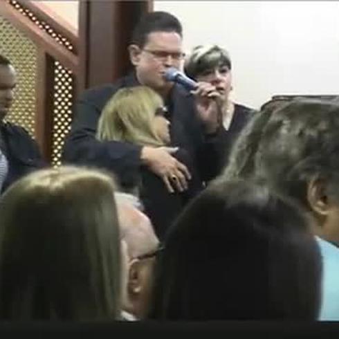 Yolandita Monge se abraza a Aldo Matta en ceremonia para Topy