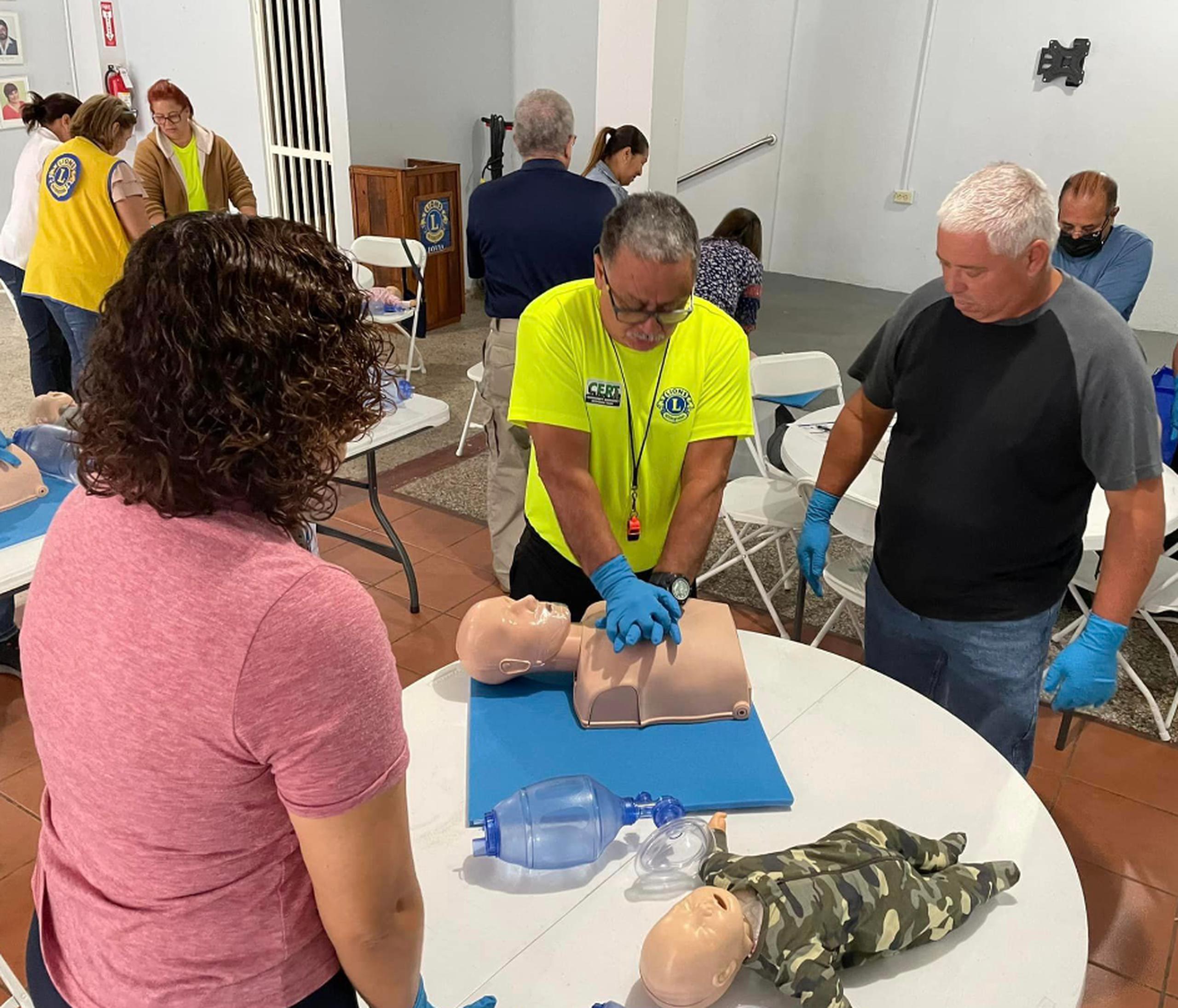Voluntarios del Cuerpo de Reserva Médica de Puerto Rico realizan un taller de reanimación cardiopulmonar a miembros de los Clubes de Leones.