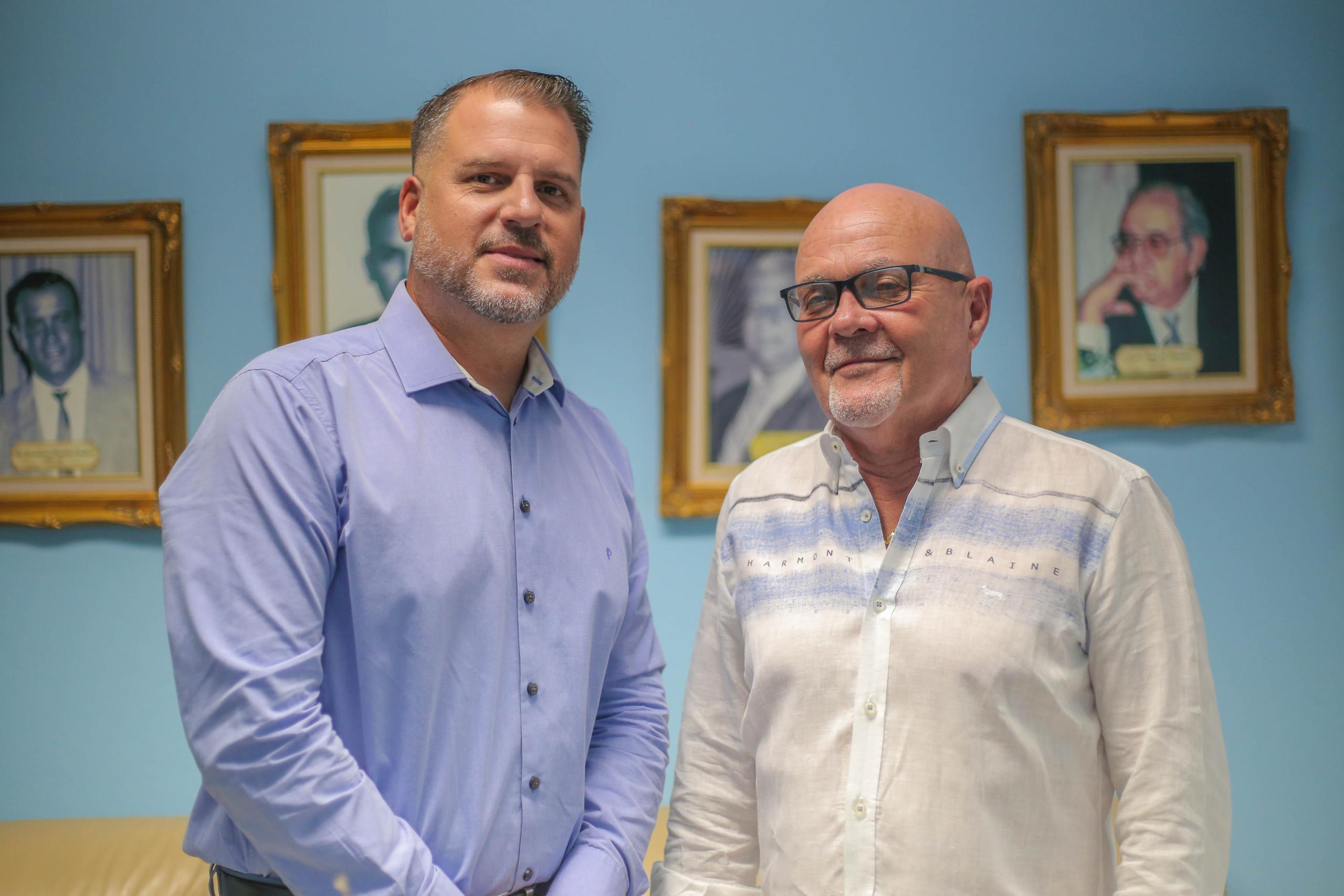 Joey Solá, a la izquierda junto al presidente de la Federación de Béisbol de Puerto Rico, José Quiles. Solá fue nombrado como nuevo gerente general del equipo de Puerto Rico al Clásico Mundial de Béisbol el pasado 29 de septiembre.