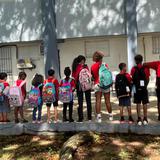 Agentes del CIC de Fajardo entregan materiales escolares a niños de tres residenciales 