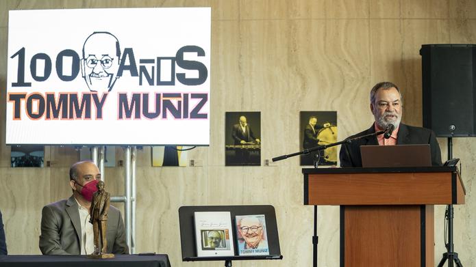 Pedro Muñiz, hijo de don Tommy, habla en la conferencia sobre la celebración de los 100 años del también reconocido criador de la hípica boricua.