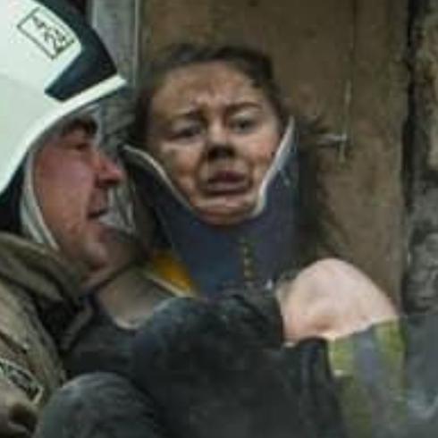 Dramático rescate luego de que Rusia lanzó misil en condominio de Ucrania