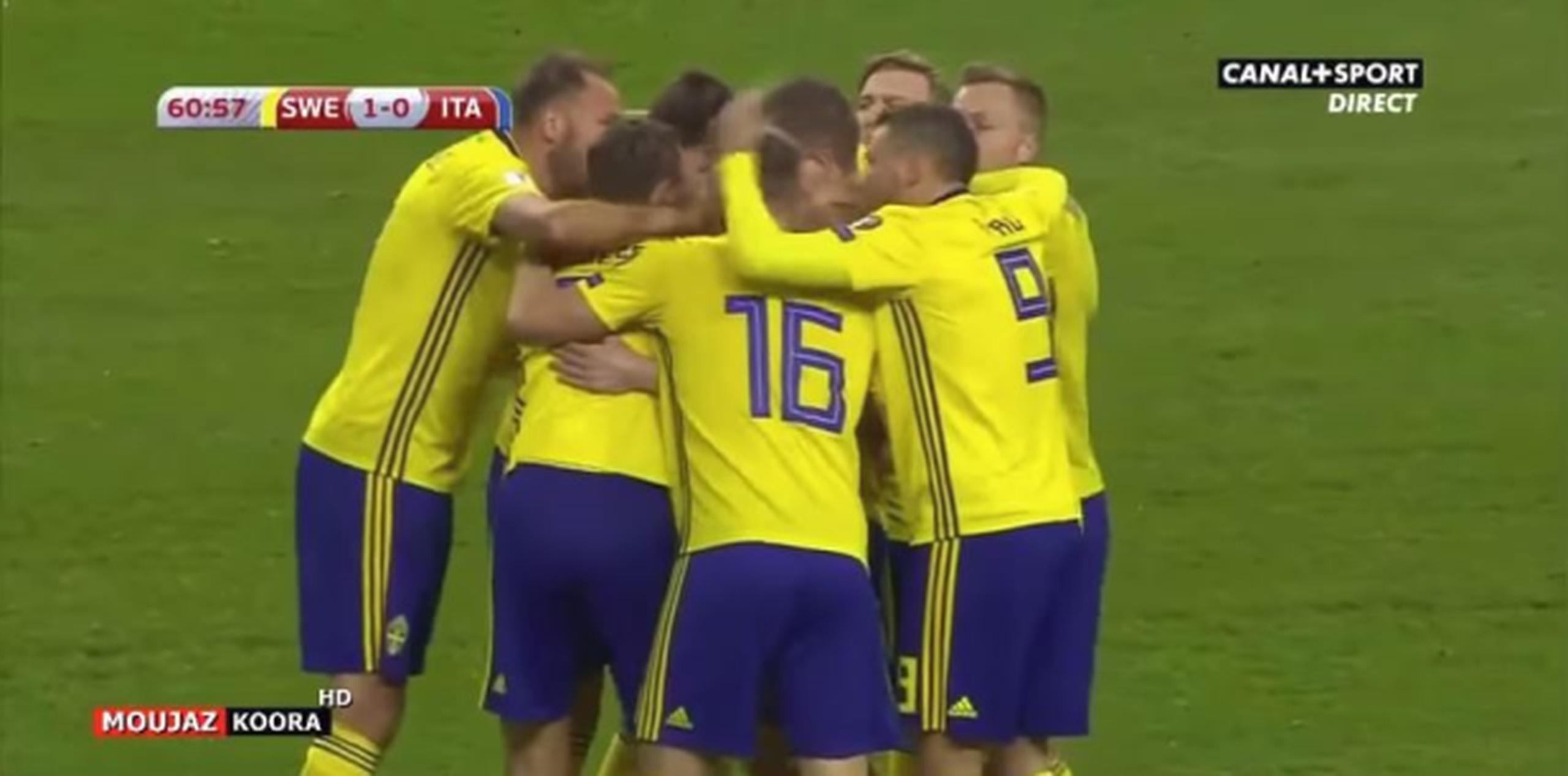 Los suecos celebran el gol que les dio el triunfo frente a Italia. (Captura/YouTube)
