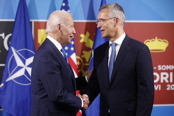 El presidente de Estados Unidos, Joe Biden, y el secretario general de la OTAN, Jens Stoltenberg, durante la reunión que han mantenido en la primera jornada de la cumbre. (EFE/Lavandeira Jr.)
