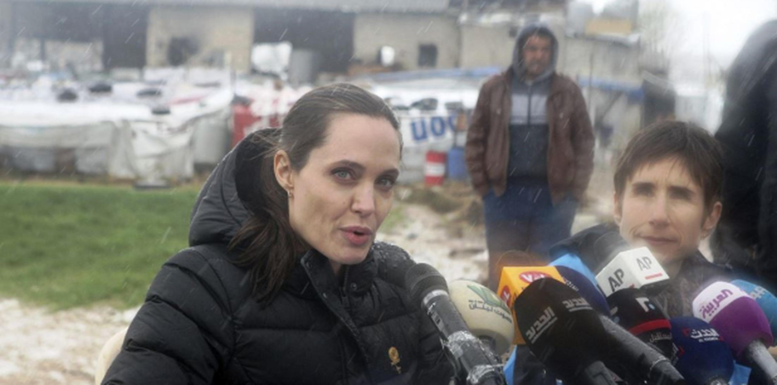 Jolie dijo que hubiera querido estar en Siria para ayudar a refugiados a regresar, en el quinto aniversario del estallido del alzamiento contra el presidente Bashar Asad.(EFE)