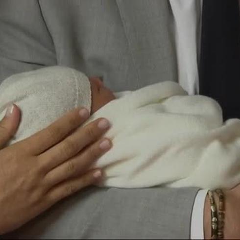El príncipe Harry y Meghan Markle presentan a su tierno bebé