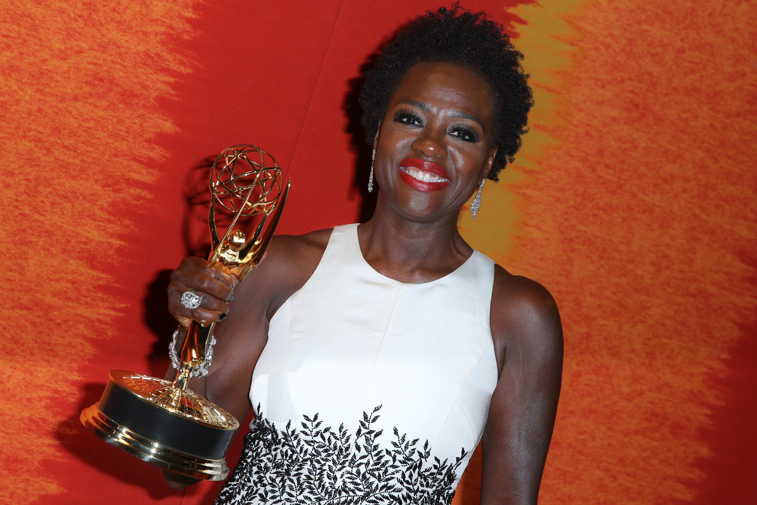 En la ceremonia Viola Davis ganó el premio a mejor actriz en serie dramática, la primera mujer negra en lograrlo, y la estrella lanzó un poderoso mensaje en reclamo de mayor diversidad en la televisión. (AP)