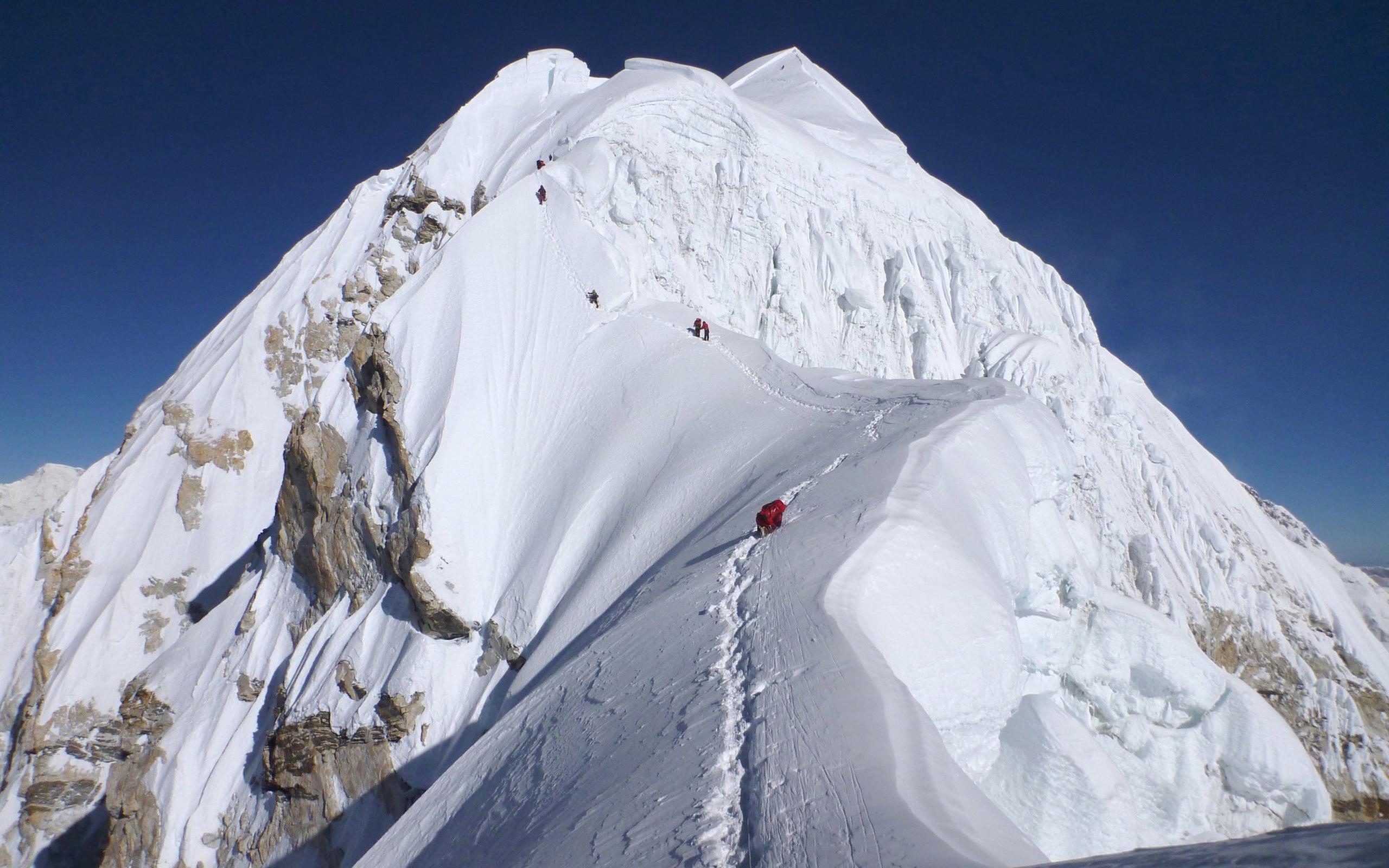 El pico puede ser escalado desde ambas vertientes y ambas rutas se encuentran cerca de la cima, un pequeño montículo de nieve en el que cabe menos de una decena de personas.
