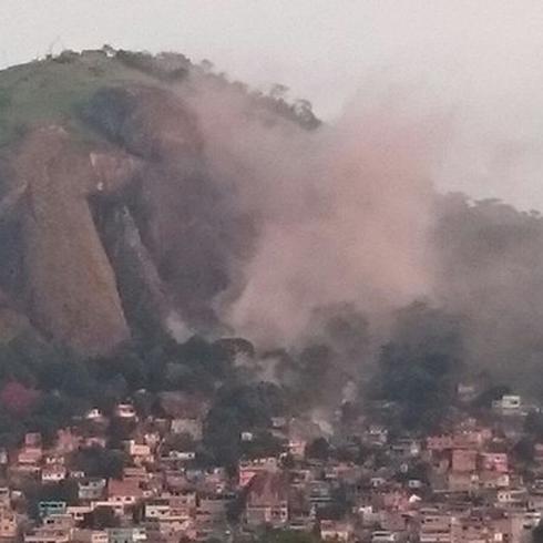 Enorme piedra cae sobre viviendas en Brasil