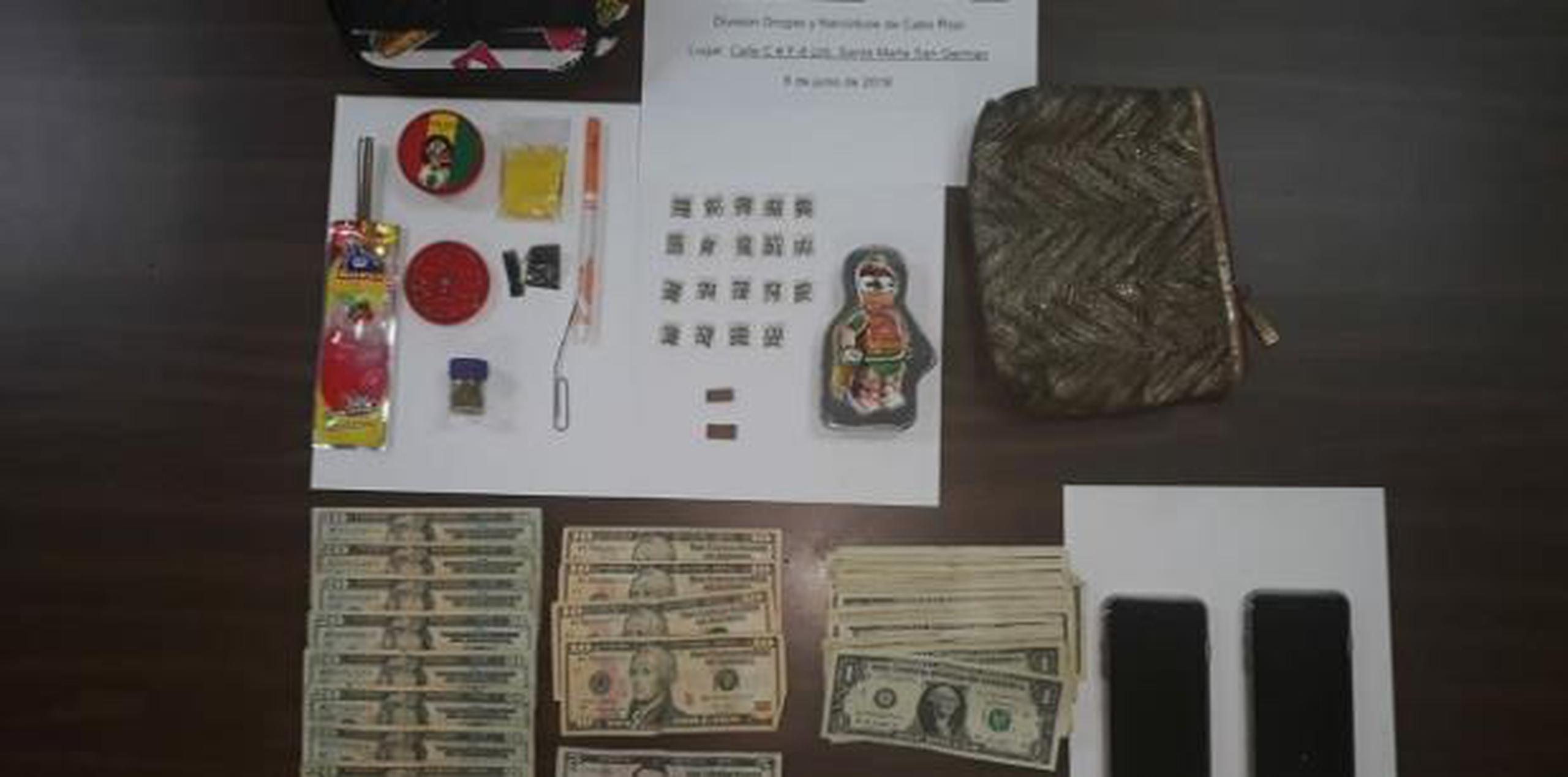 Los agentes ocuparon 19 bolsitas de cocaína, parafernalia para procesar sustancias controladas y $286 en efectivo.  (Suministrada)