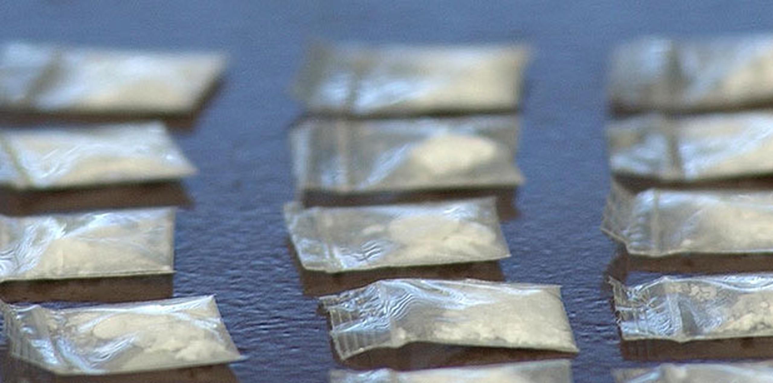 El informe policiaco detalla que los agentes encontraron 10 bolsitas de cocaína y 48 de marihuana, entre otros. (Archivo)