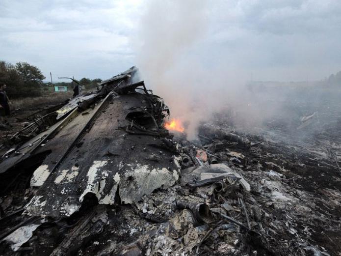 El presidente de Ucrania catalogó el incidente con el avión como "un acto terrorista". (AP)