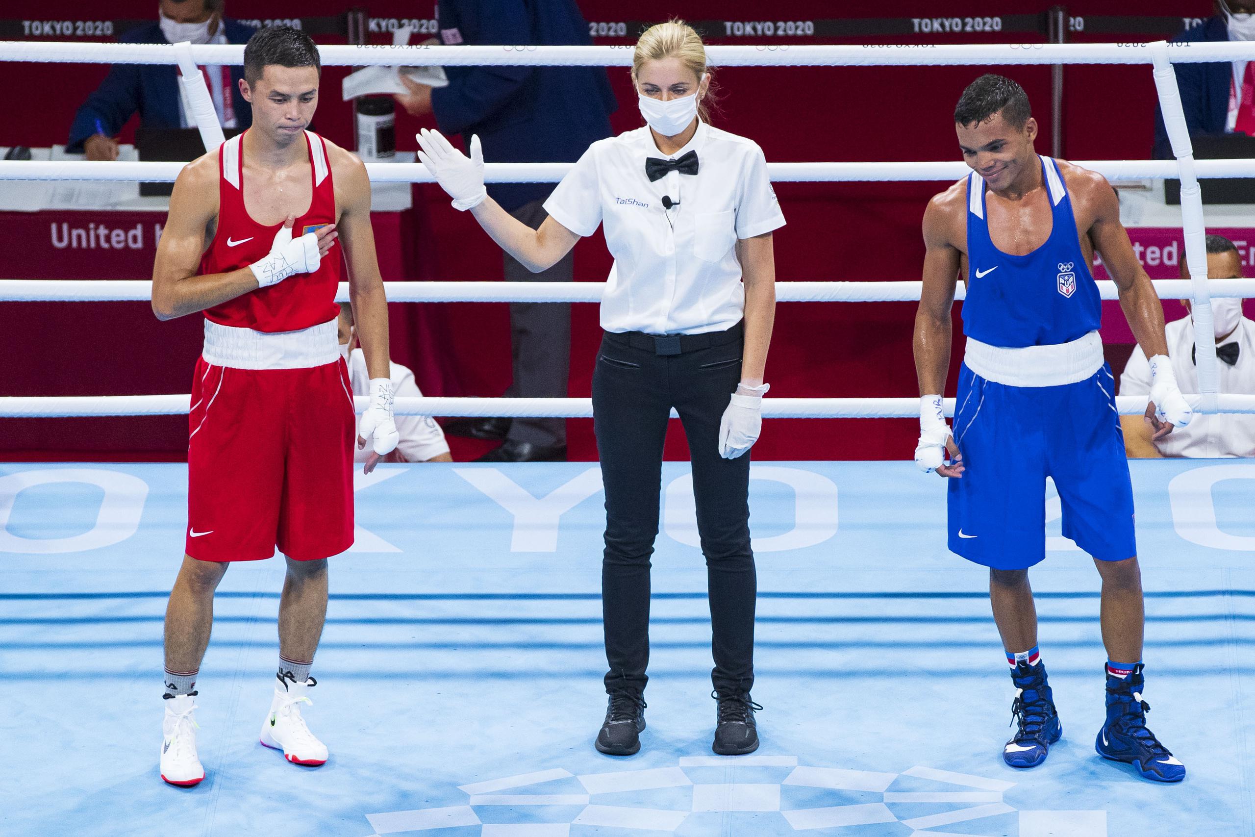 Yankiel Rivera, a la derecha, ve a la árbitro del encuentro señalar al kazajo Saken Babissinov como el ganador de la pelea por puntuación de 4-1.