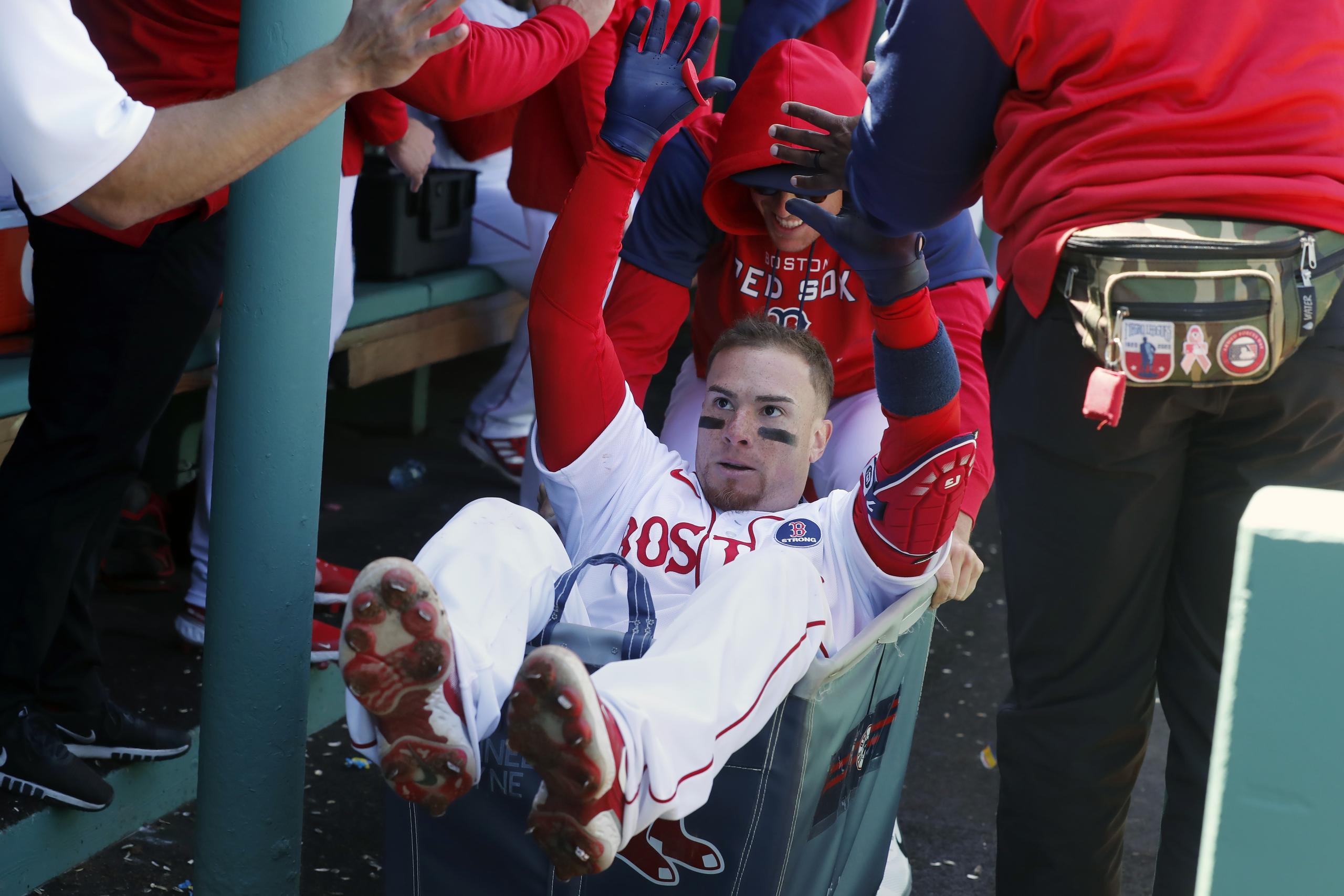 Tan reciente como ayer, Christian Vázquez conectó un jonrón y fue transportado en esa carretilla en el dugout de los Red Sox.