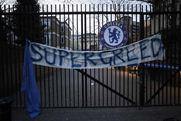 Una manta con la palabra 'Supercodicia' en inglés fue colocada en la entrada al Stamford Bridge, el estadio del Chelsea, por aficionados que se oponen al proyecto de una Superliga entre clubes de grandes recursos económicos.