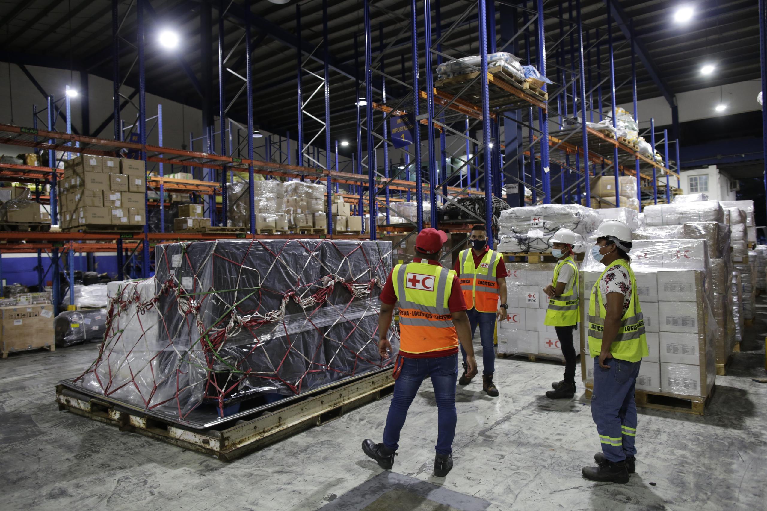 Personal de la Cruz Roja de Panamá alista ayuda humanitaria que será enviada a Haití, en el sector de carga del aeropuerto internacional de Tocumen en Ciudad de Panamá (Panamá).  EFE/Bienvenido Velasco