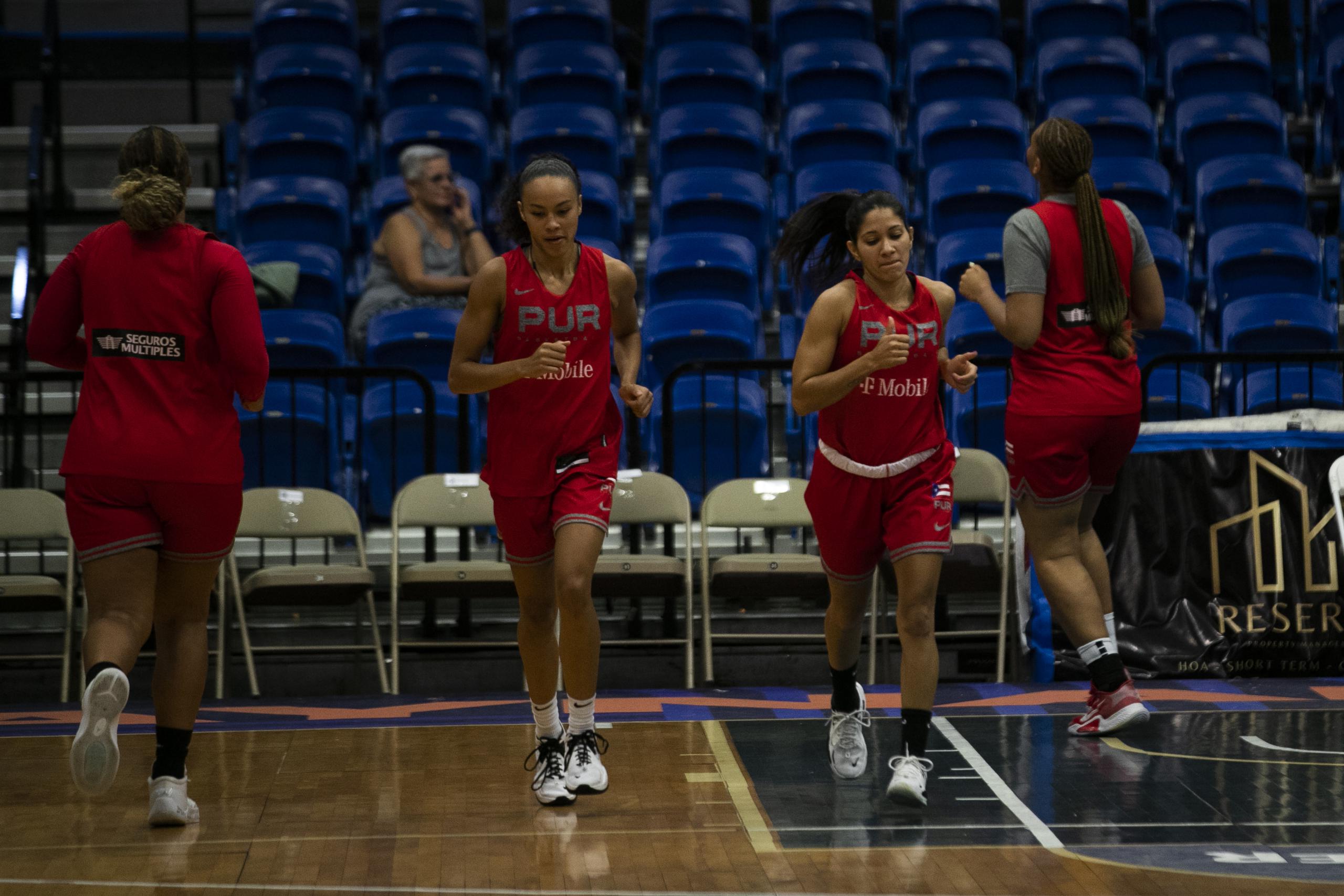Trinity San Antonio, segunda desde la izquierda, y Pamela Rosado, de frente junto a ella, fueron incluidas en la Selección Nacional de Baloncesto Femenino que jugará en los Juegos Centroamericanos y del Caribe de El Salvador.