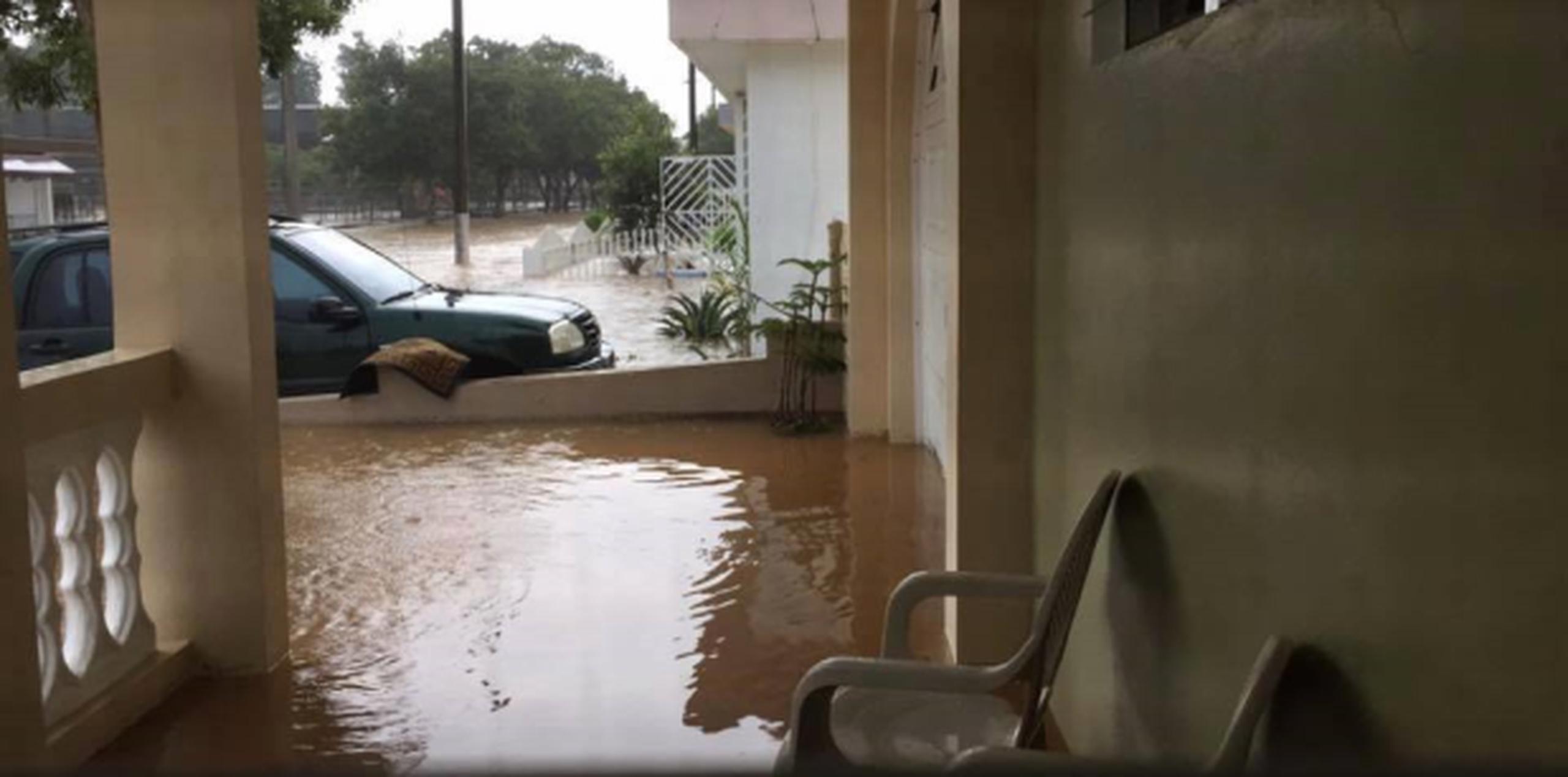 Desde que Alicea Pérez está en funciones es la segunda vez que esta misma zona padece inundaciones tan tremendas, aseguró. (Facebook/Willie Alicea Alcalde Aibonito)