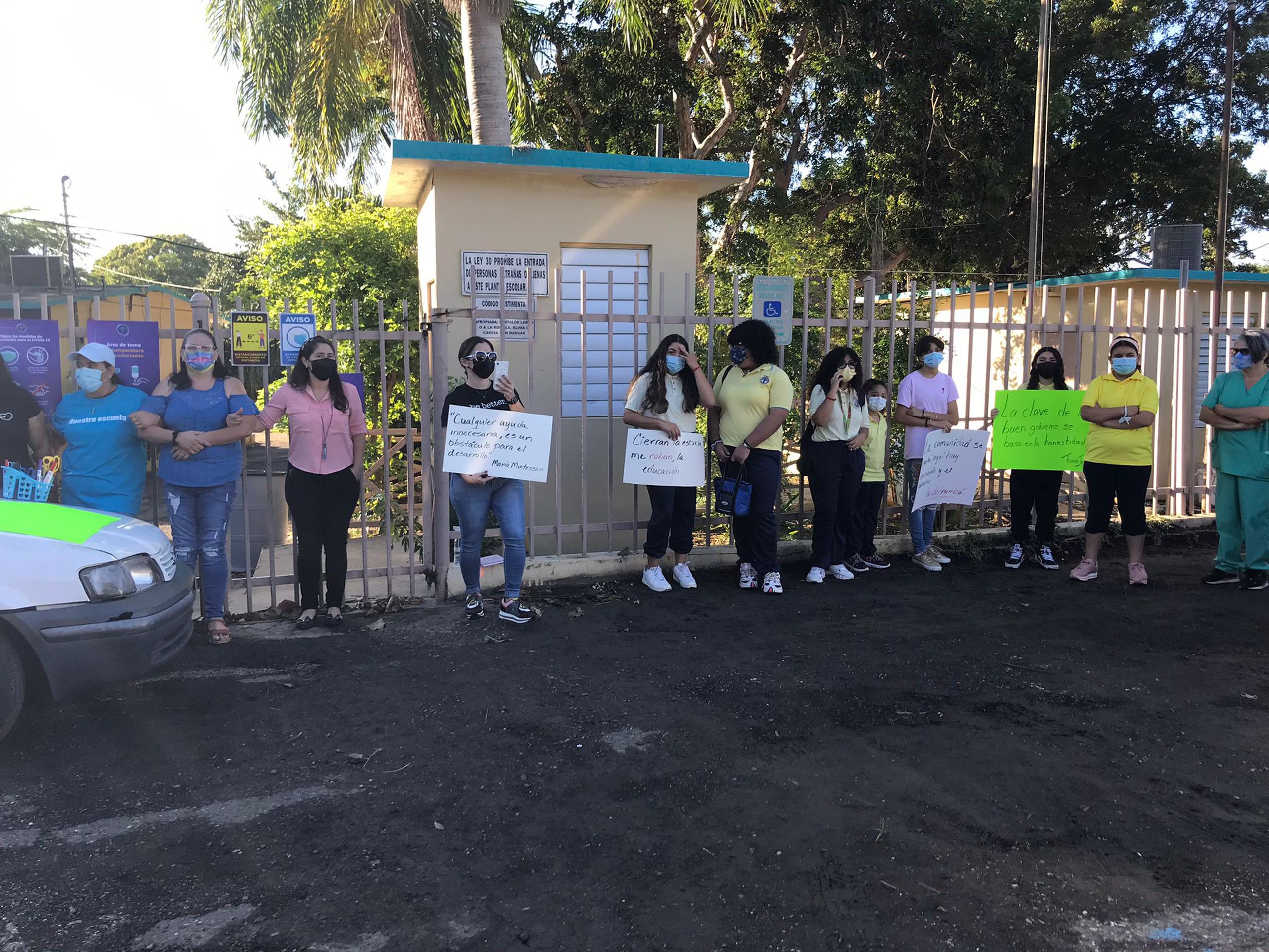 Manifestantes se colocaron hoy con pancartas en los portones de la Escuela Alejandro Tapia y Rivera, en Lajas, para expresar su rechazo al cierre del plantel.